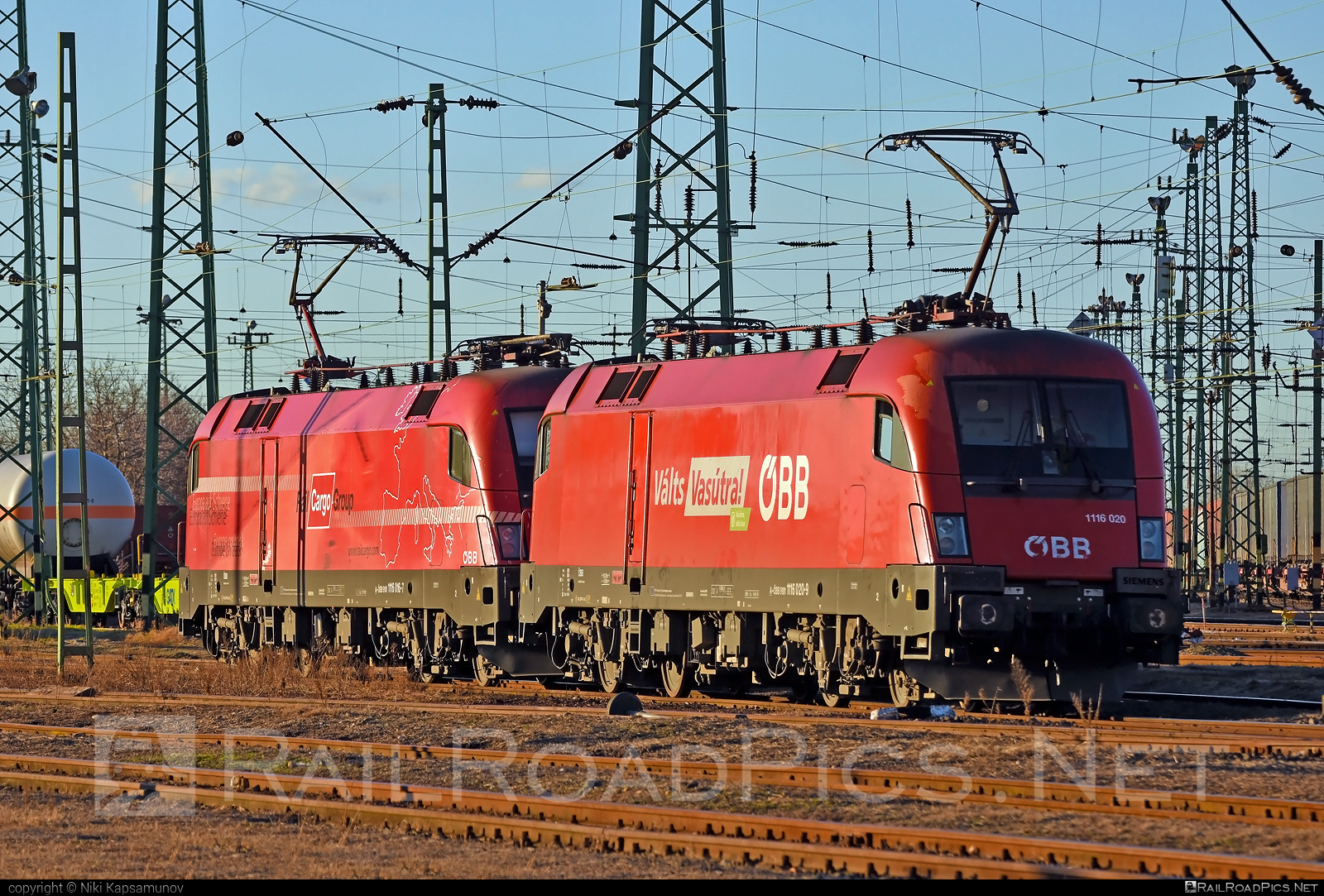 Siemens ES 64 U2 - 1116 020 operated by Rail Cargo Hungaria ZRt. #es64 #es64u2 #eurosprinter #obb #osterreichischebundesbahnen #rch #siemens #siemensEs64 #siemensEs64u2 #siemenstaurus #taurus #tauruslocomotive