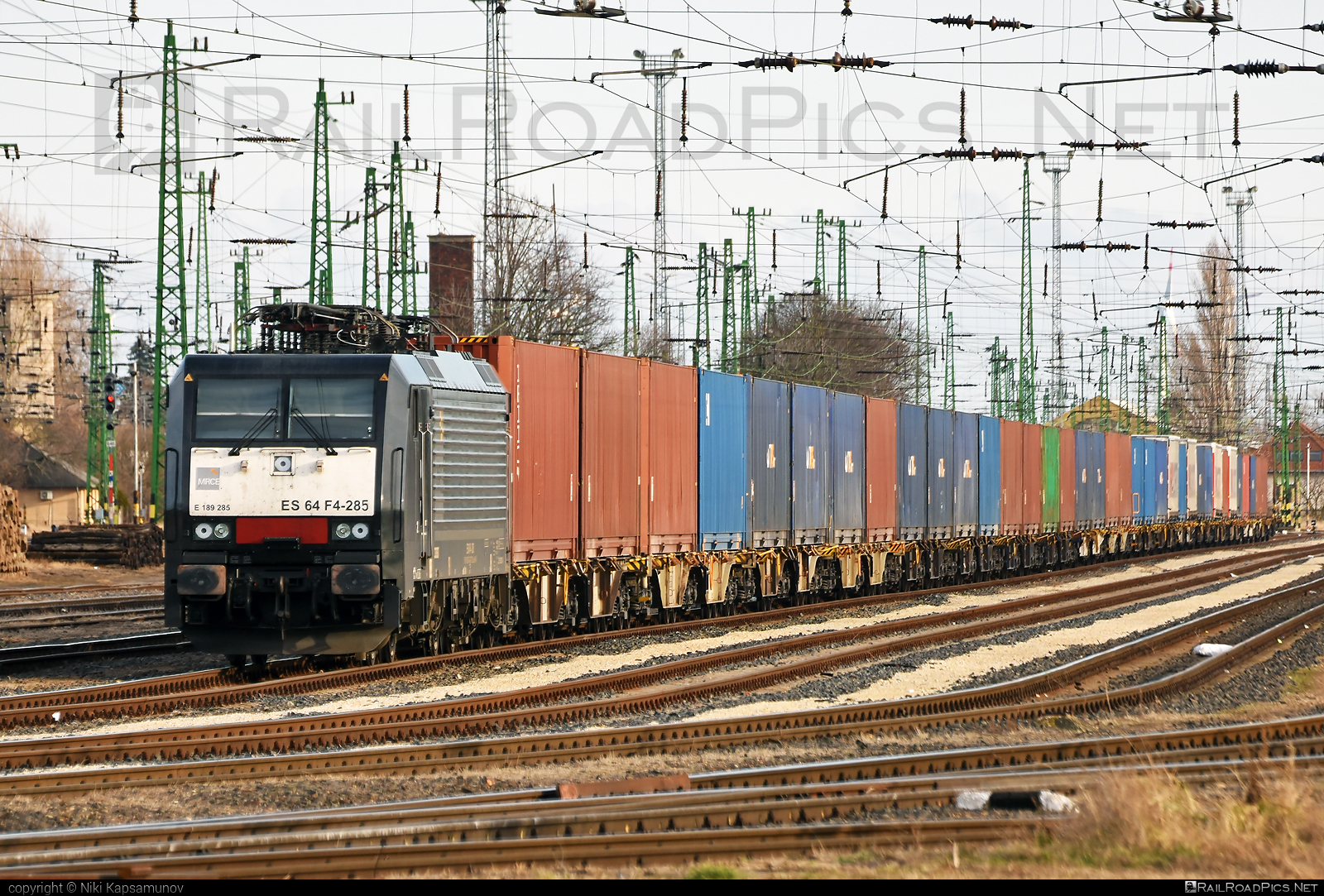 Siemens ES 64 F4 - 189 285 operated by DB Cargo AG #container #db #dbcargo #dbcargoag #dispolok #es64 #es64f4 #eurosprinter #flatwagon #mitsuirailcapitaleurope #mitsuirailcapitaleuropegmbh #mrce #siemens #siemensEs64 #siemensEs64f4