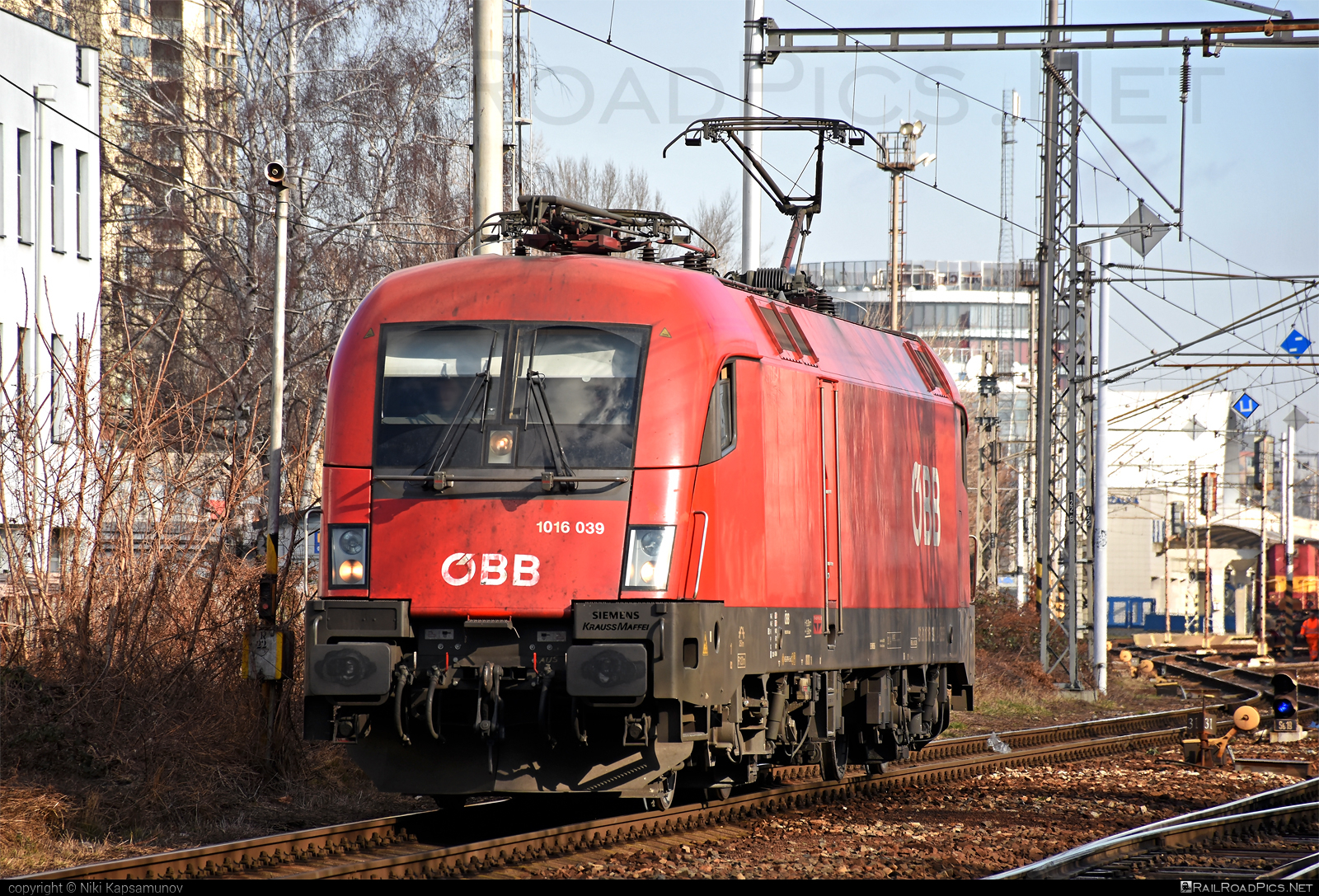 Siemens ES 64 U2 - 1116 039 operated by Rail Cargo Austria AG #es64 #es64u2 #eurosprinter #obb #osterreichischebundesbahnen #rcw #siemens #siemensEs64 #siemensEs64u2 #siemenstaurus #taurus #tauruslocomotive
