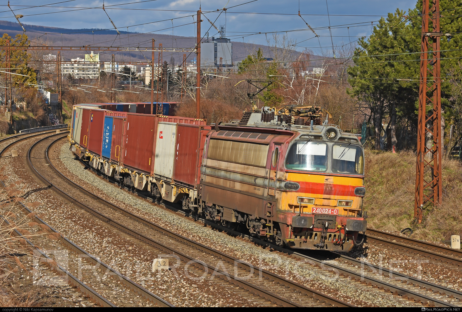 Škoda 47E - 240 024-0 operated by Železničná Spoločnost' Cargo Slovakia a.s. #ZeleznicnaSpolocnostCargoSlovakia #container #flatwagon #laminatka #locomotive240 #skoda #skoda47e #zsskcargo