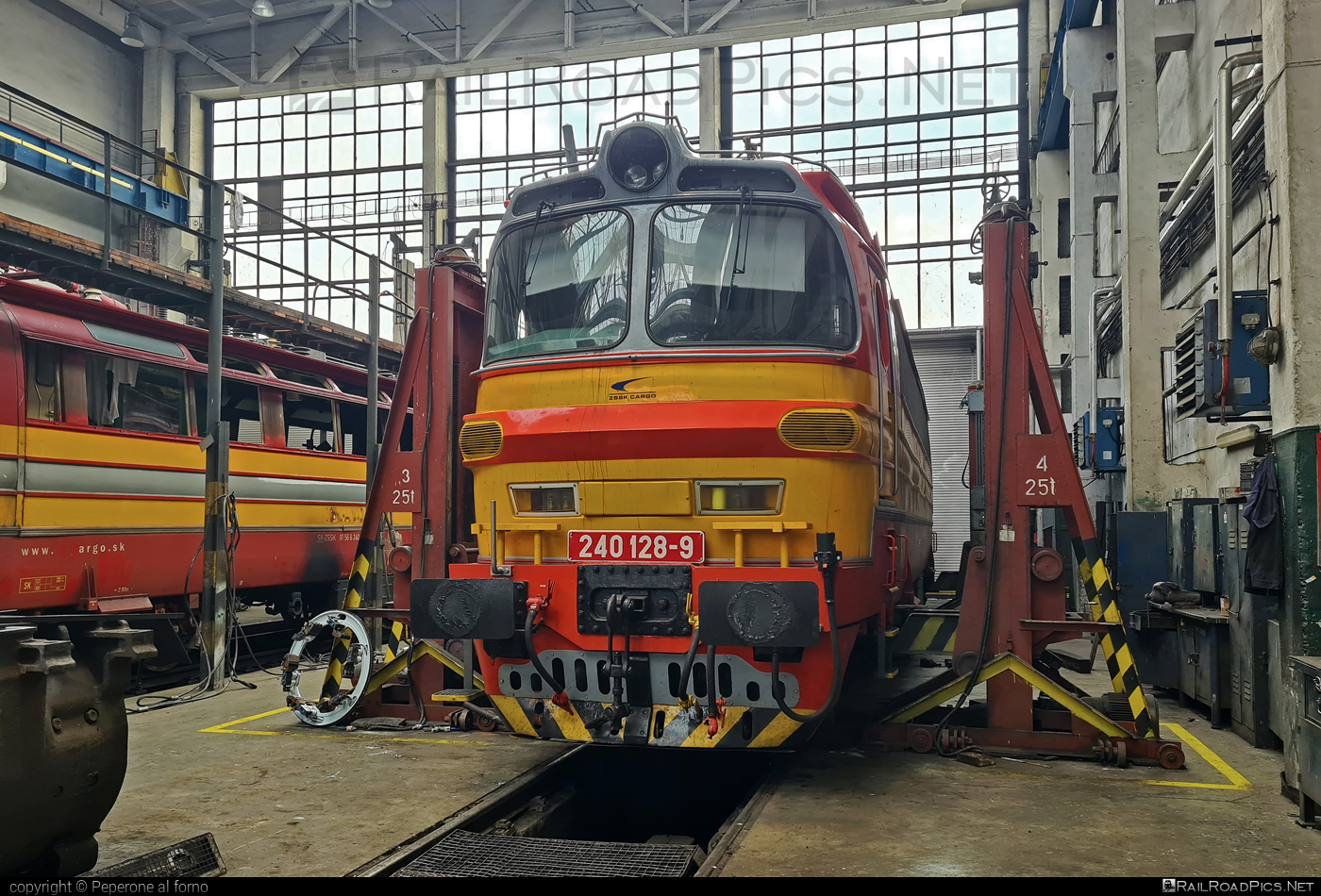Škoda 47E - 240 128-9 operated by Železničná Spoločnost' Cargo Slovakia a.s. #ZeleznicnaSpolocnostCargoSlovakia #hangar #laminatka #locomotive240 #skoda #skoda47e #zsskcargo