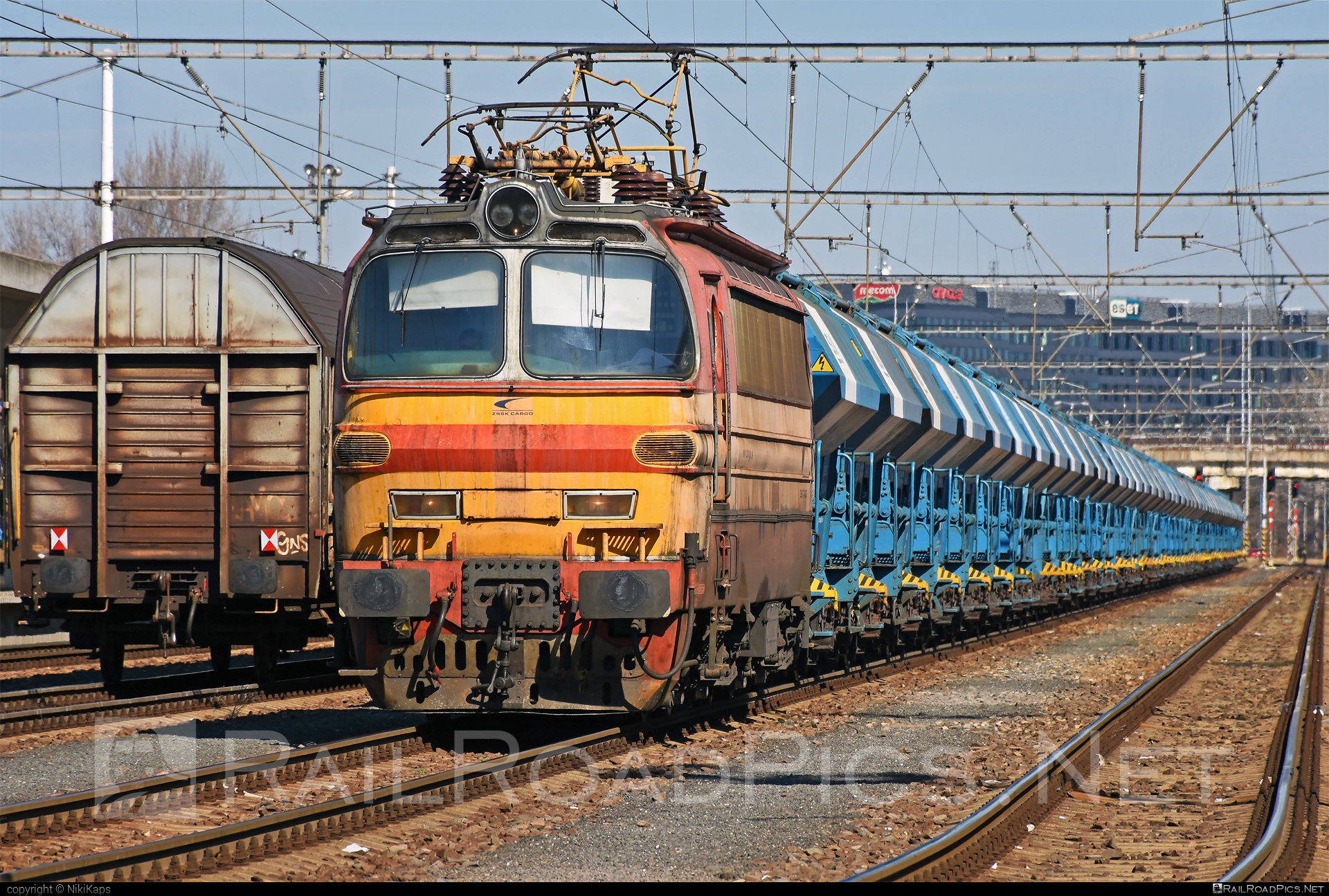 Škoda 47E - 240 070-3 operated by Železničná Spoločnost' Cargo Slovakia a.s. #ZeleznicnaSpolocnostCargoSlovakia #duslo #hopperwagon #laminatka #locomotive240 #skoda #skoda47e #zsskcargo