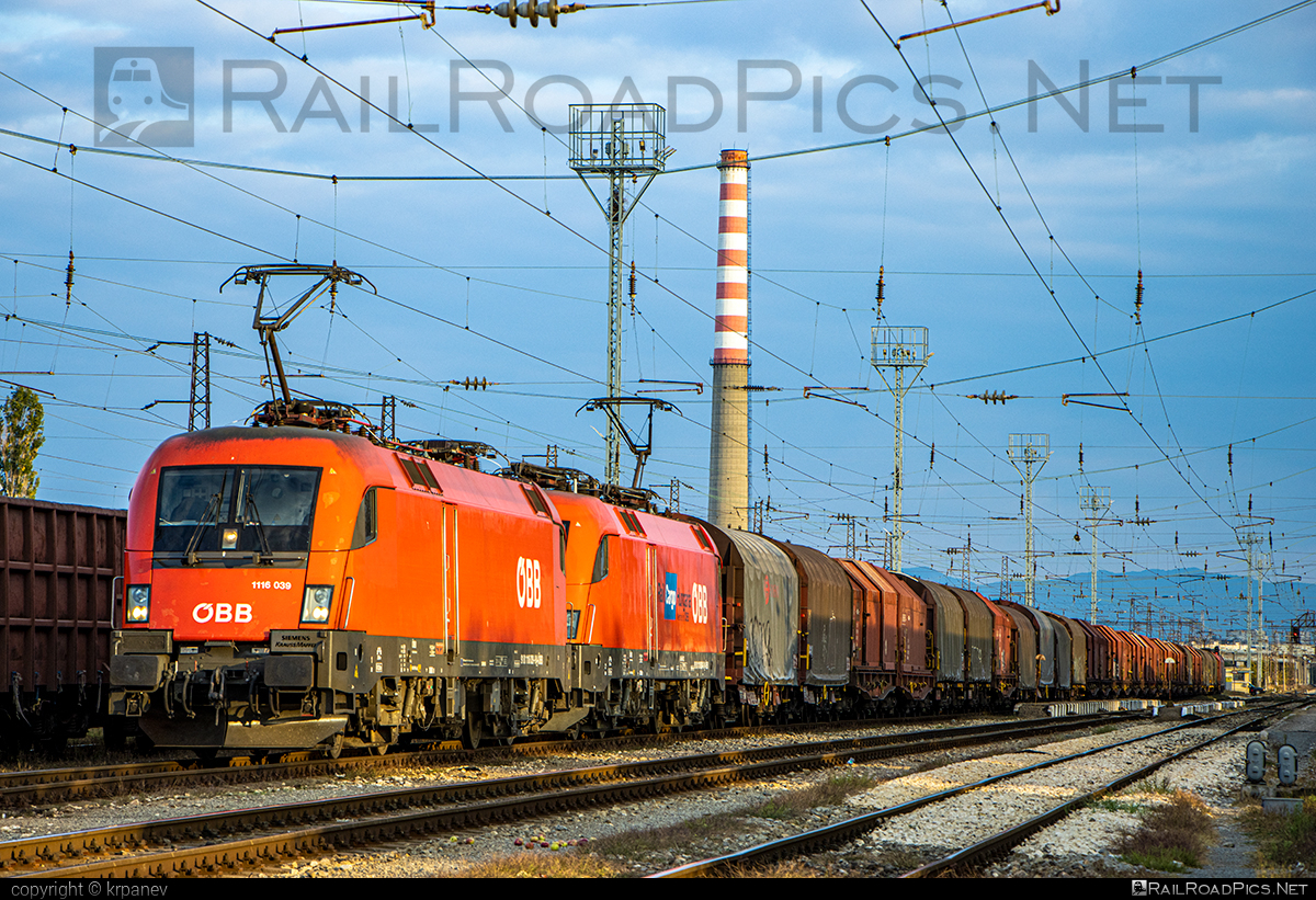 Siemens ES 64 U2 - 1116 039 operated by Rail Cargo Carrier - Bulgaria #RailCargoCarrierBulgaria #es64 #es64u2 #eurosprinter #obb #osterreichischebundesbahnen #siemens #siemensEs64 #siemensEs64u2 #siemenstaurus #taurus #tauruslocomotive