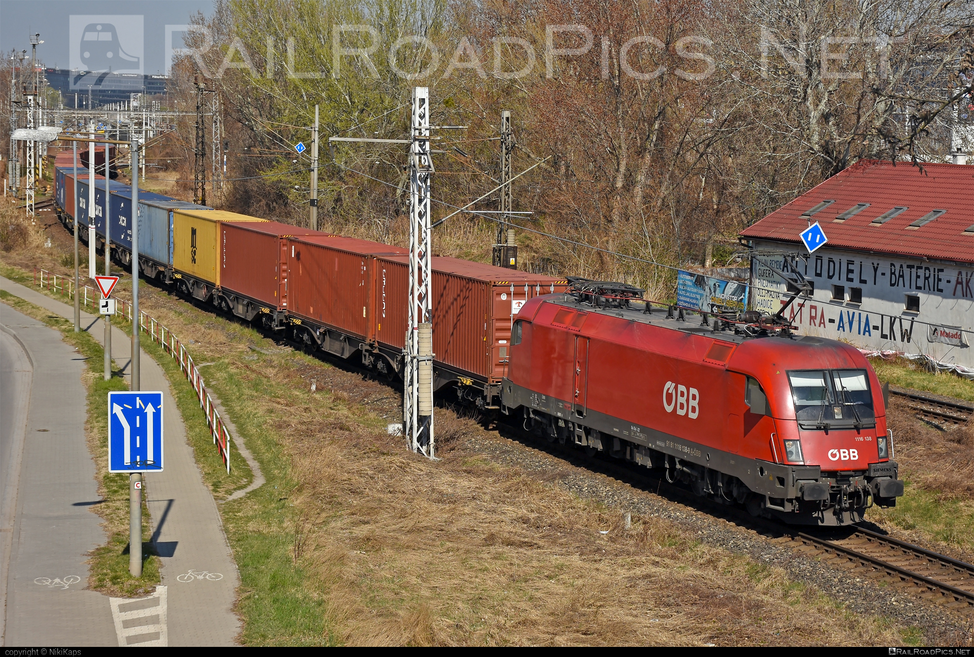 Siemens ES 64 U2 - 1116 138 operated by Rail Cargo Austria AG #container #es64 #es64u2 #eurosprinter #flatwagon #obb #osterreichischebundesbahnen #rcw #siemens #siemensEs64 #siemensEs64u2 #siemenstaurus #taurus #tauruslocomotive