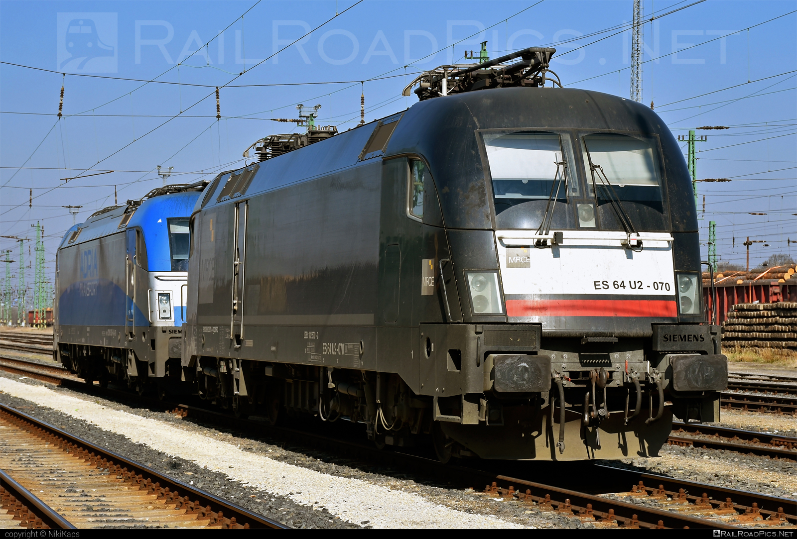 Siemens ES 64 U2 - 182 570-2 operated by EXPRESS FORWARDING SRL #dispolok #es64 #es64u2 #eurosprinter #exfo #expressforwarding #mitsuirailcapitaleurope #mitsuirailcapitaleuropegmbh #mrce #siemens #siemensEs64 #siemensEs64u2 #siemenstaurus #taurus #tauruslocomotive