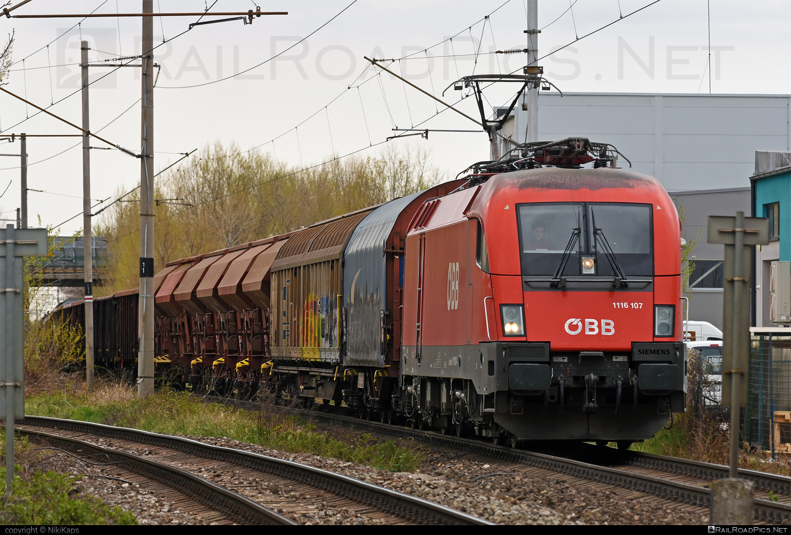 Siemens ES 64 U2 - 1116 107 operated by Rail Cargo Austria AG #es64 #es64u2 #eurosprinter #mixofcargo #obb #osterreichischebundesbahnen #rcw #siemens #siemensEs64 #siemensEs64u2 #siemenstaurus #taurus #tauruslocomotive
