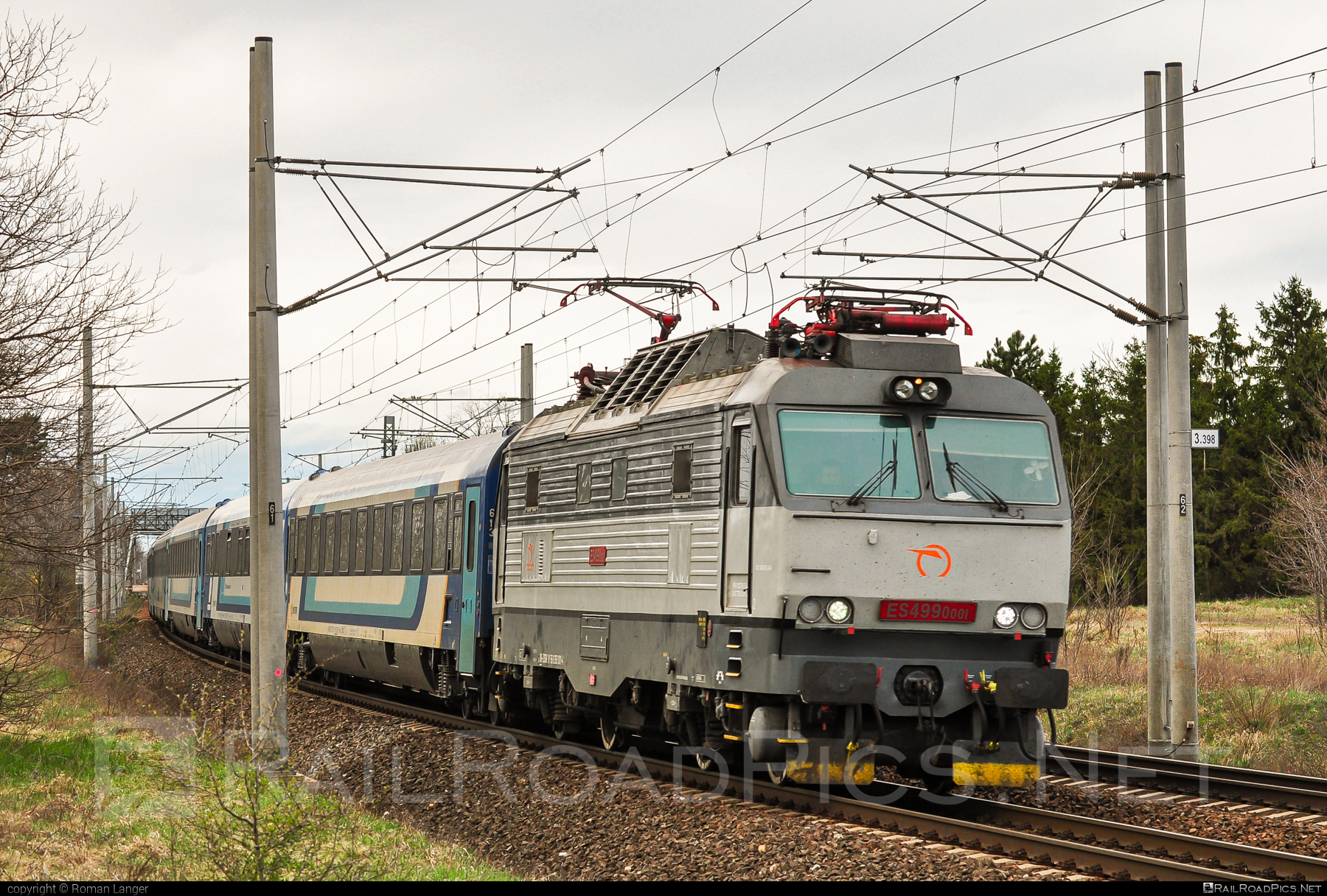 Škoda 55E - 350 001-4 operated by Železničná Spoločnost' Slovensko, a.s. #ZeleznicnaSpolocnostSlovensko #bathory #gorila #locomotive350 #skoda #skoda55e #zssk