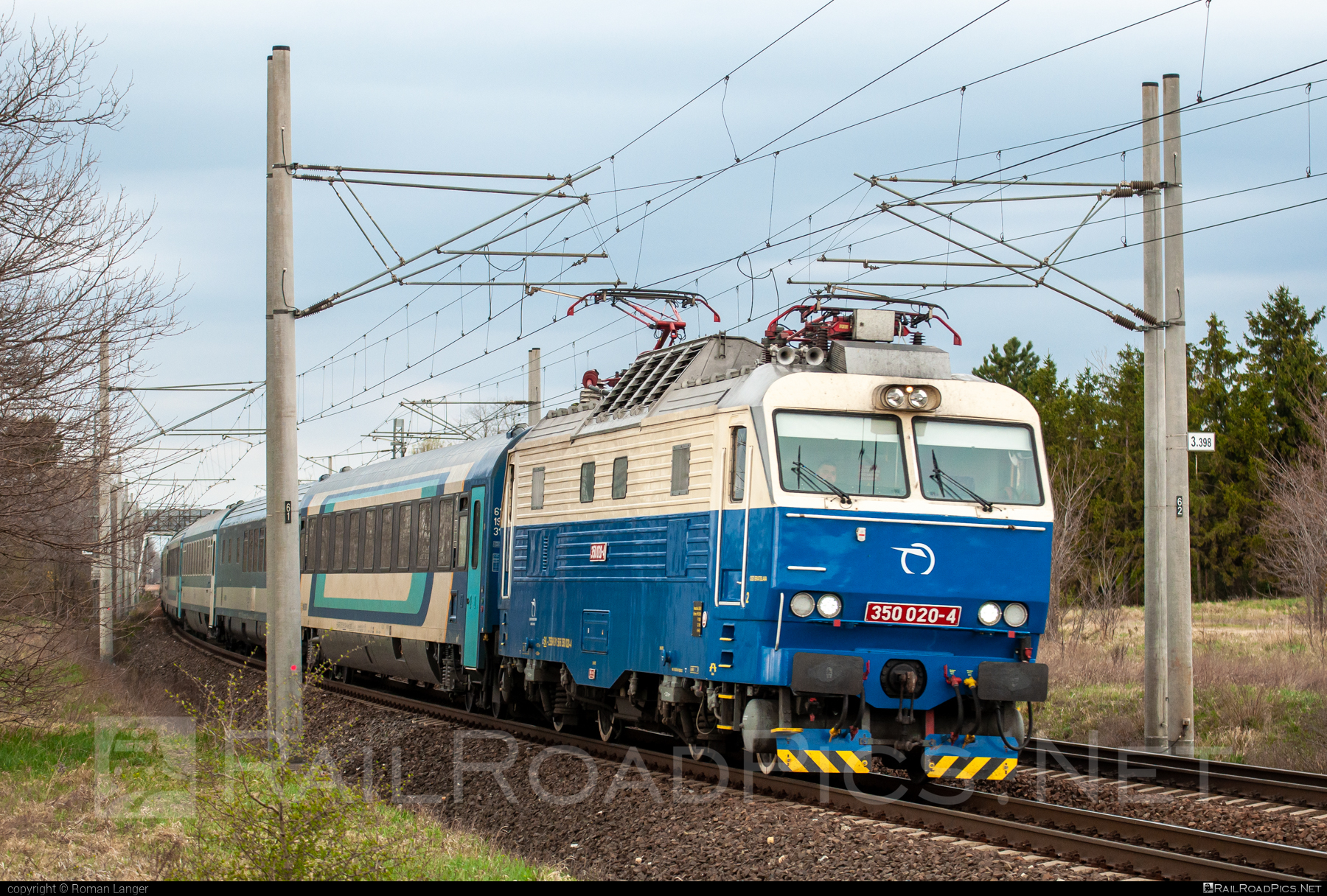 Škoda 55E - 350 020-4 operated by Železničná Spoločnost' Slovensko, a.s. #ZeleznicnaSpolocnostSlovensko #bathory #gorila #locomotive350 #skoda #skoda55e #zssk
