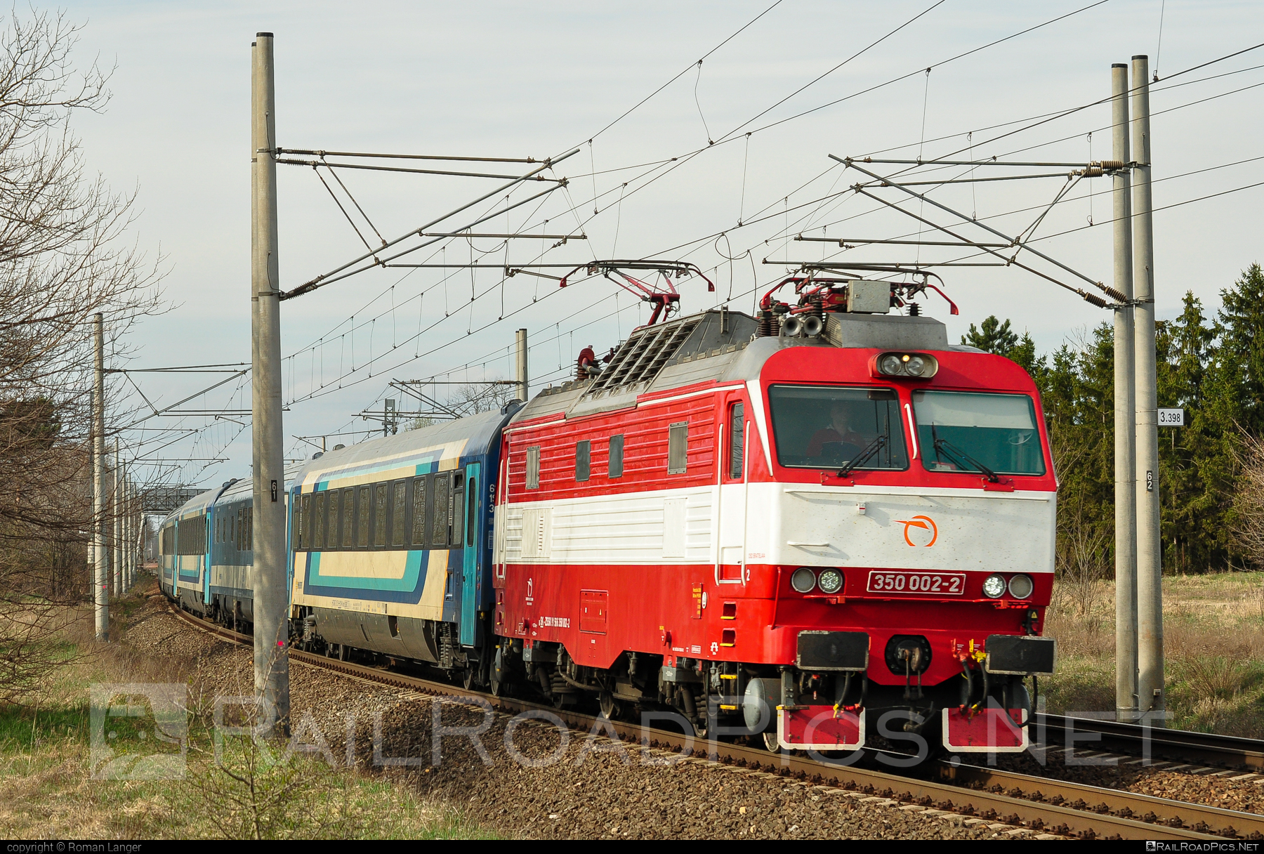 Škoda 55E - 350 002-2 operated by Železničná Spoločnost' Slovensko, a.s. #ZeleznicnaSpolocnostSlovensko #bathory #gorila #locomotive350 #skoda #skoda55e #zssk