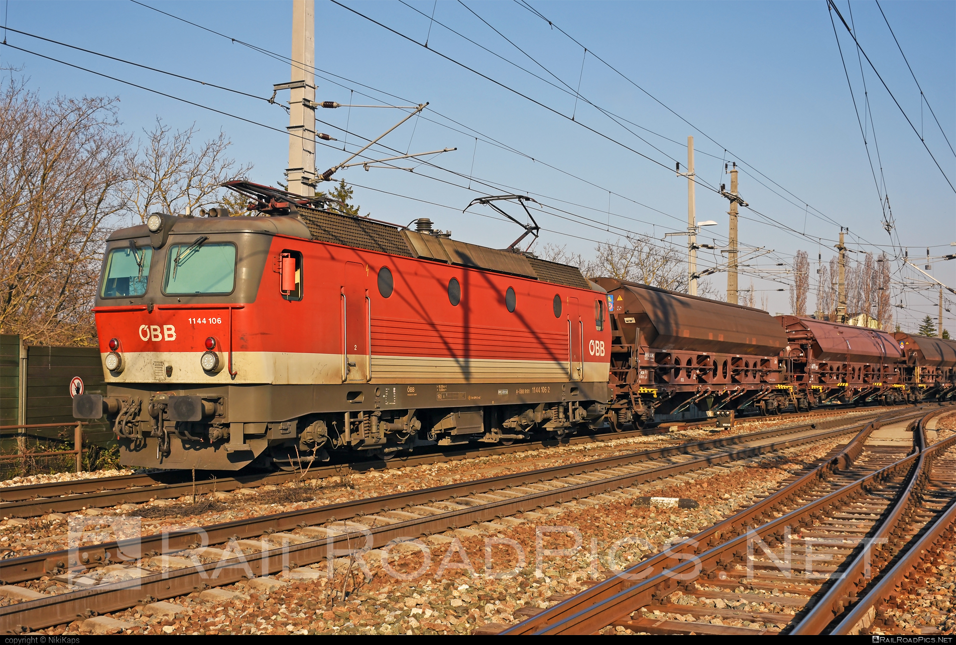 SGP 1144 - 1144 106 operated by Rail Cargo Austria AG #hopperwagon #obb #obb1144 #obbClass1144 #osterreichischebundesbahnen #rcw #sgp #sgp1144 #simmeringgrazpauker