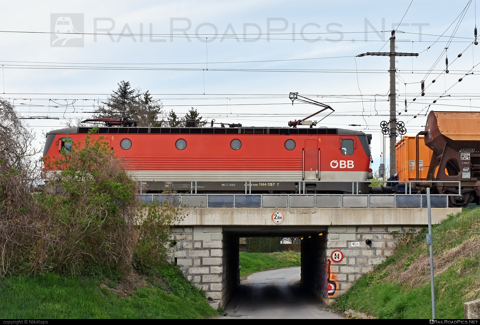 SGP 1144 - 1144 057 operated by Rail Cargo Austria AG #bridge #obb #obb1144 #obbClass1144 #osterreichischebundesbahnen #rcw #sgp #sgp1144 #simmeringgrazpauker
