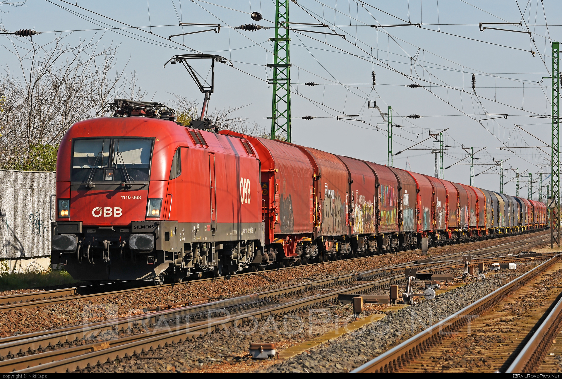 Siemens ES 64 U2 - 1116 063 operated by Rail Cargo Austria AG #es64 #es64u2 #eurosprinter #graffiti #obb #osterreichischebundesbahnen #rcw #siemens #siemensEs64 #siemensEs64u2 #siemenstaurus #taurus #tauruslocomotive