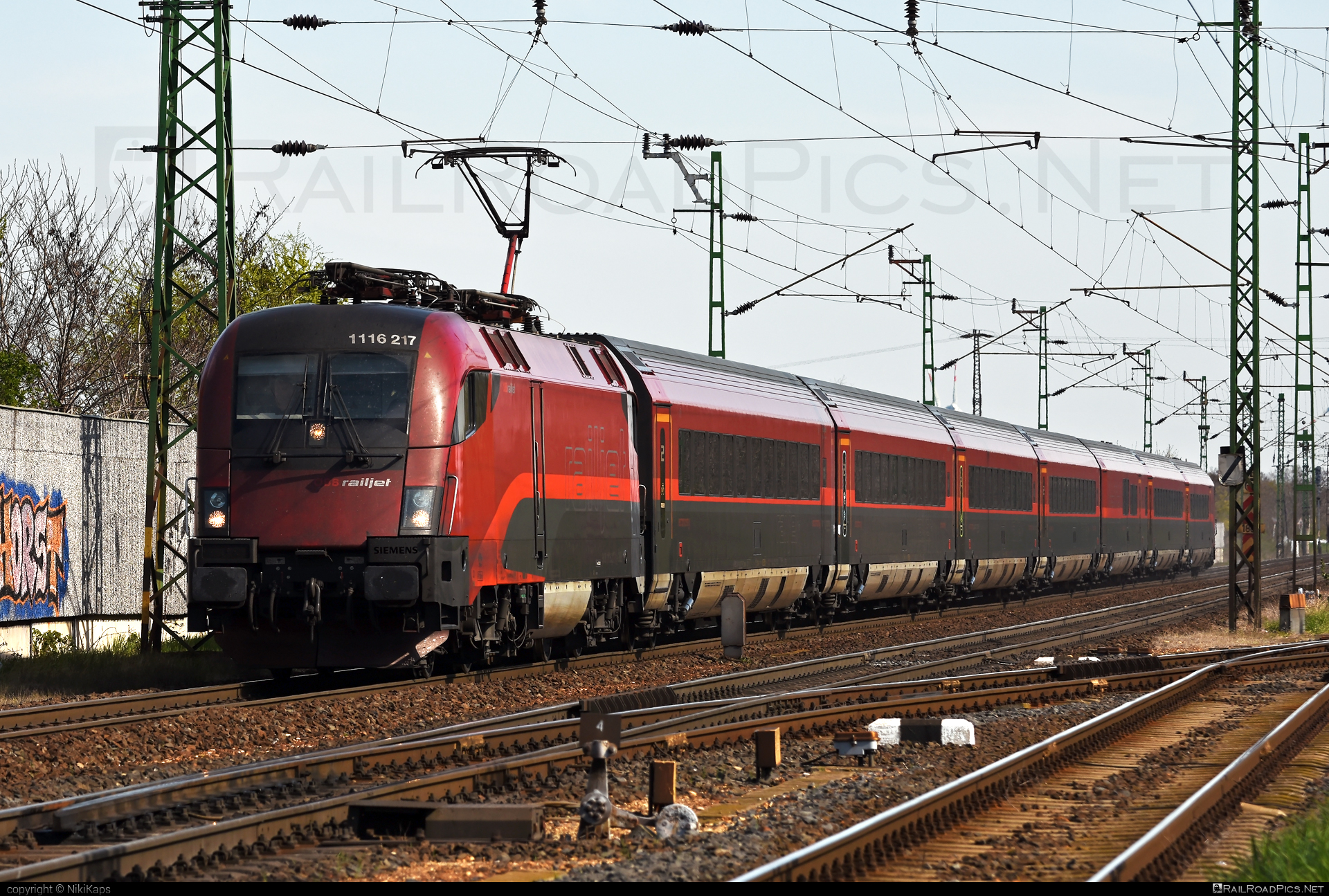 Siemens ES 64 U2 - 1116 217 operated by Österreichische Bundesbahnen #es64 #es64u2 #eurosprinter #obb #obbrailjet #osterreichischebundesbahnen #railjet #siemens #siemensEs64 #siemensEs64u2 #siemenstaurus #taurus #tauruslocomotive
