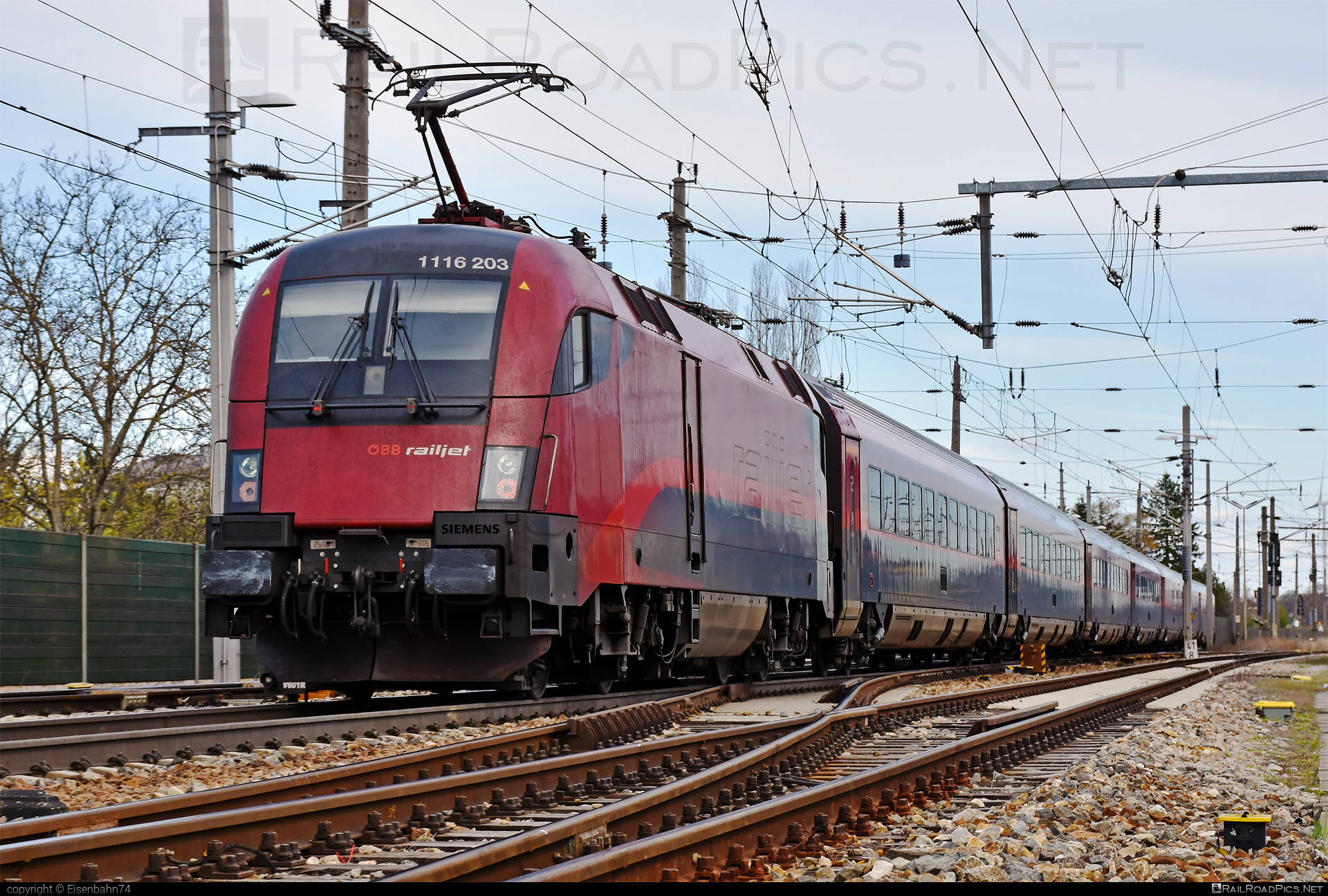 Siemens ES 64 U2 - 1116 203 operated by Österreichische Bundesbahnen #es64 #es64u2 #eurosprinter #obb #obbrailjet #osterreichischebundesbahnen #railjet #siemens #siemensEs64 #siemensEs64u2 #siemenstaurus #taurus #tauruslocomotive