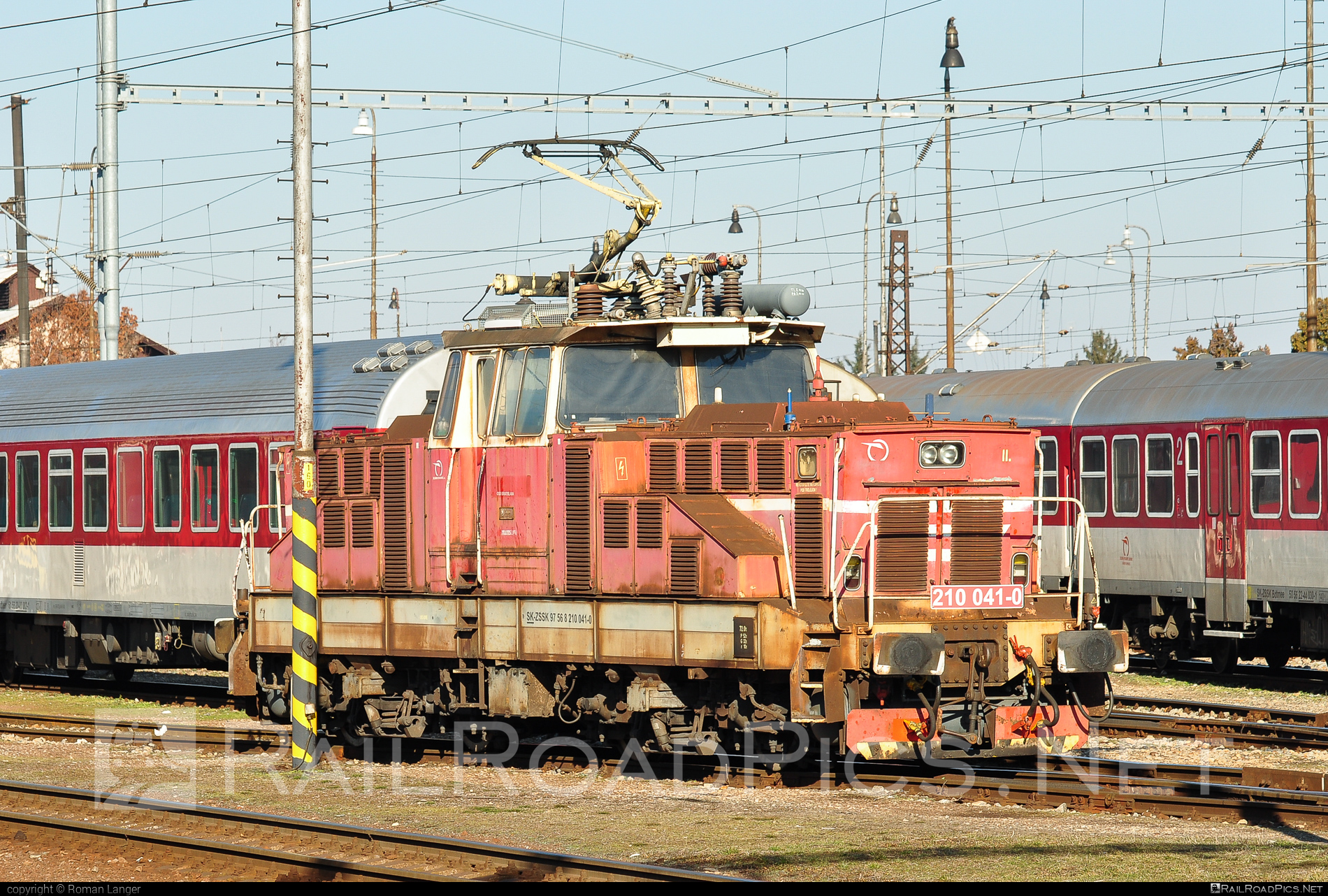 Škoda 51E - 210 041-0 operated by Železničná Spoločnost' Slovensko, a.s. #ZeleznicnaSpolocnostSlovensko #locomotive210 #skoda #skoda51e #zehlicka #zssk