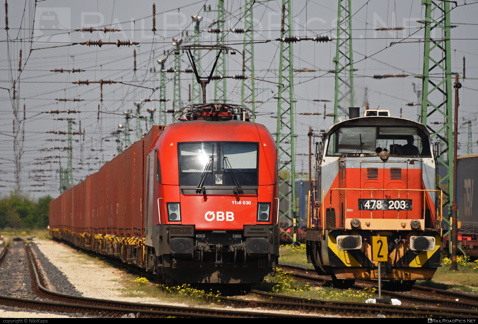 Siemens ES 64 U2 - 1116 030 operated by Rail Cargo Hungaria ZRt. #es64 #es64u2 #eurosprinter #obb #osterreichischebundesbahnen #rch #siemens #siemensEs64 #siemensEs64u2 #siemenstaurus #taurus #tauruslocomotive
