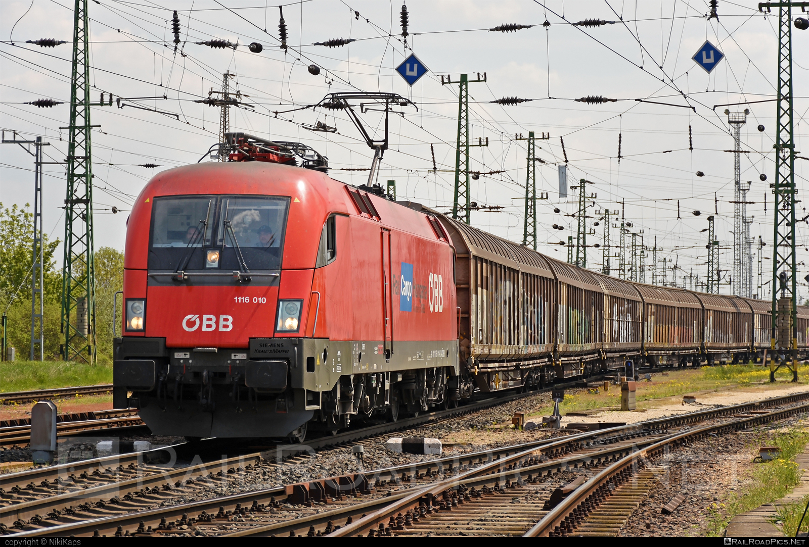 Siemens ES 64 U2 - 1116 010 operated by Rail Cargo Hungaria ZRt. #es64 #es64u2 #eurosprinter #obb #osterreichischebundesbahnen #rch #siemens #siemensEs64 #siemensEs64u2 #siemenstaurus #taurus #tauruslocomotive
