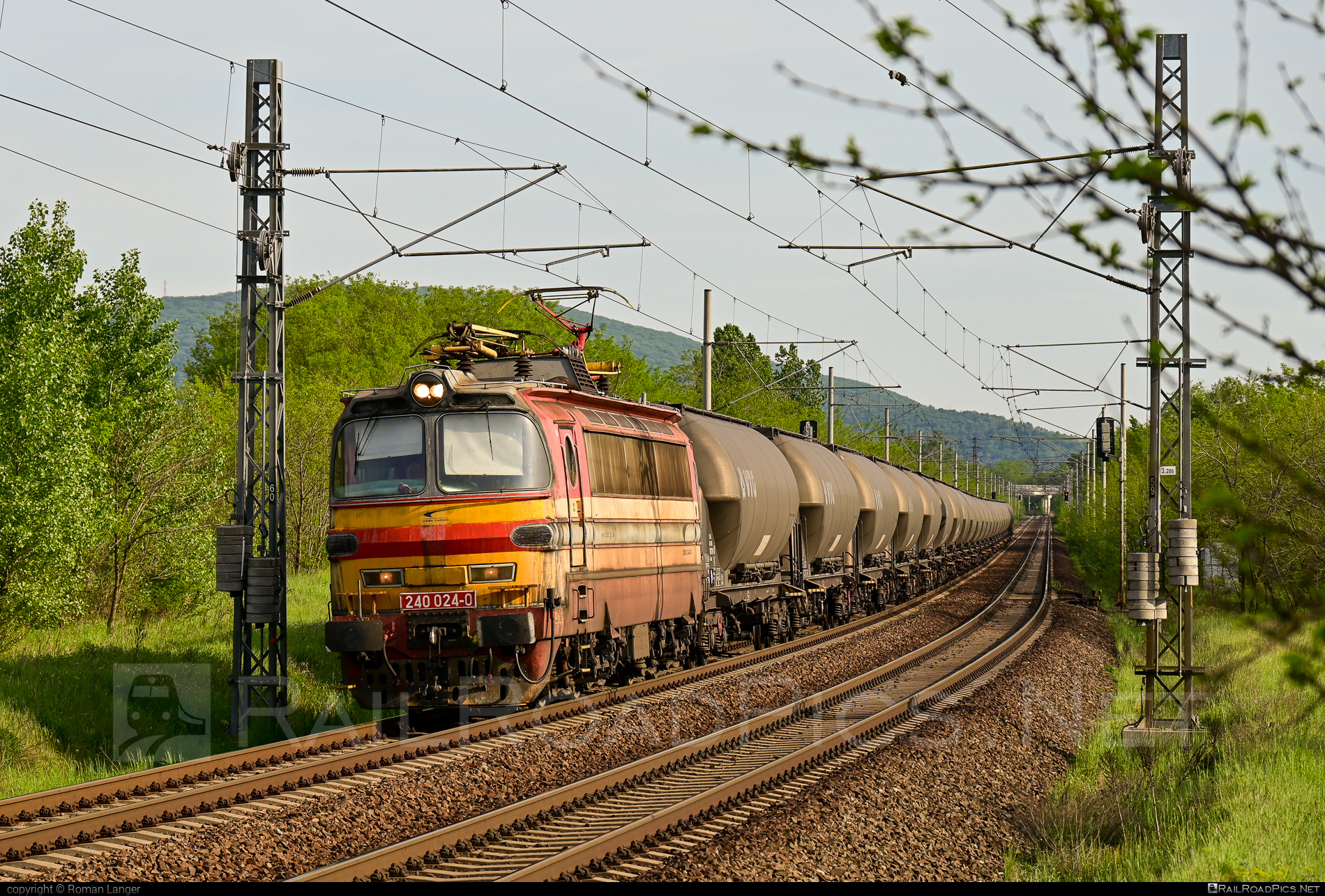 Škoda 47E - 240 024-0 operated by Železničná Spoločnost' Cargo Slovakia a.s. #ZeleznicnaSpolocnostCargoSlovakia #laminatka #locomotive240 #skoda #skoda47e #zsskcargo