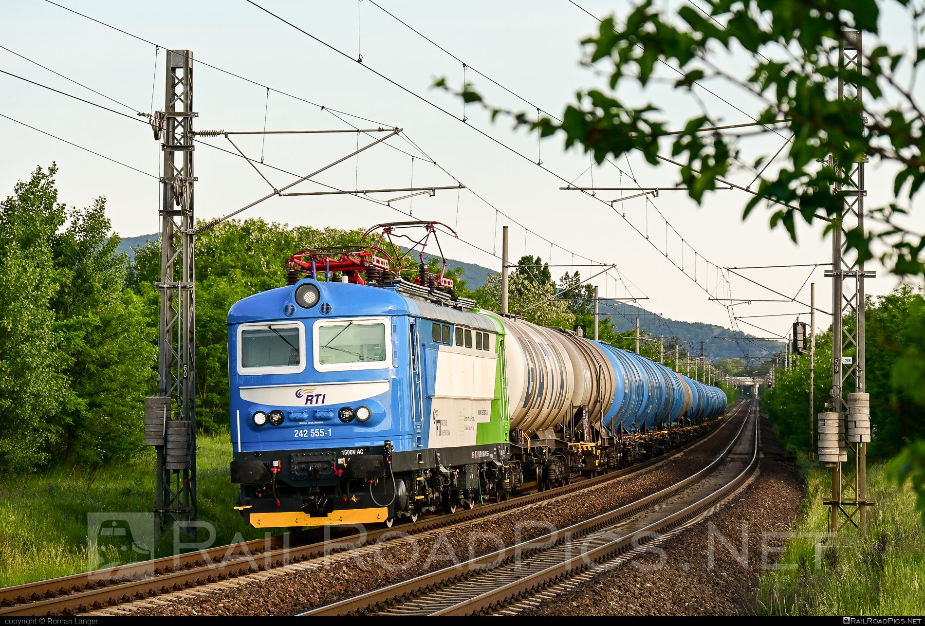 Škoda 64E - 242 555-1 operated by Railtrans International, s.r.o #BDZclass43 #RailtransInternational #kesselwagen #plechac #rti #skoda #skoda64e #tankwagon