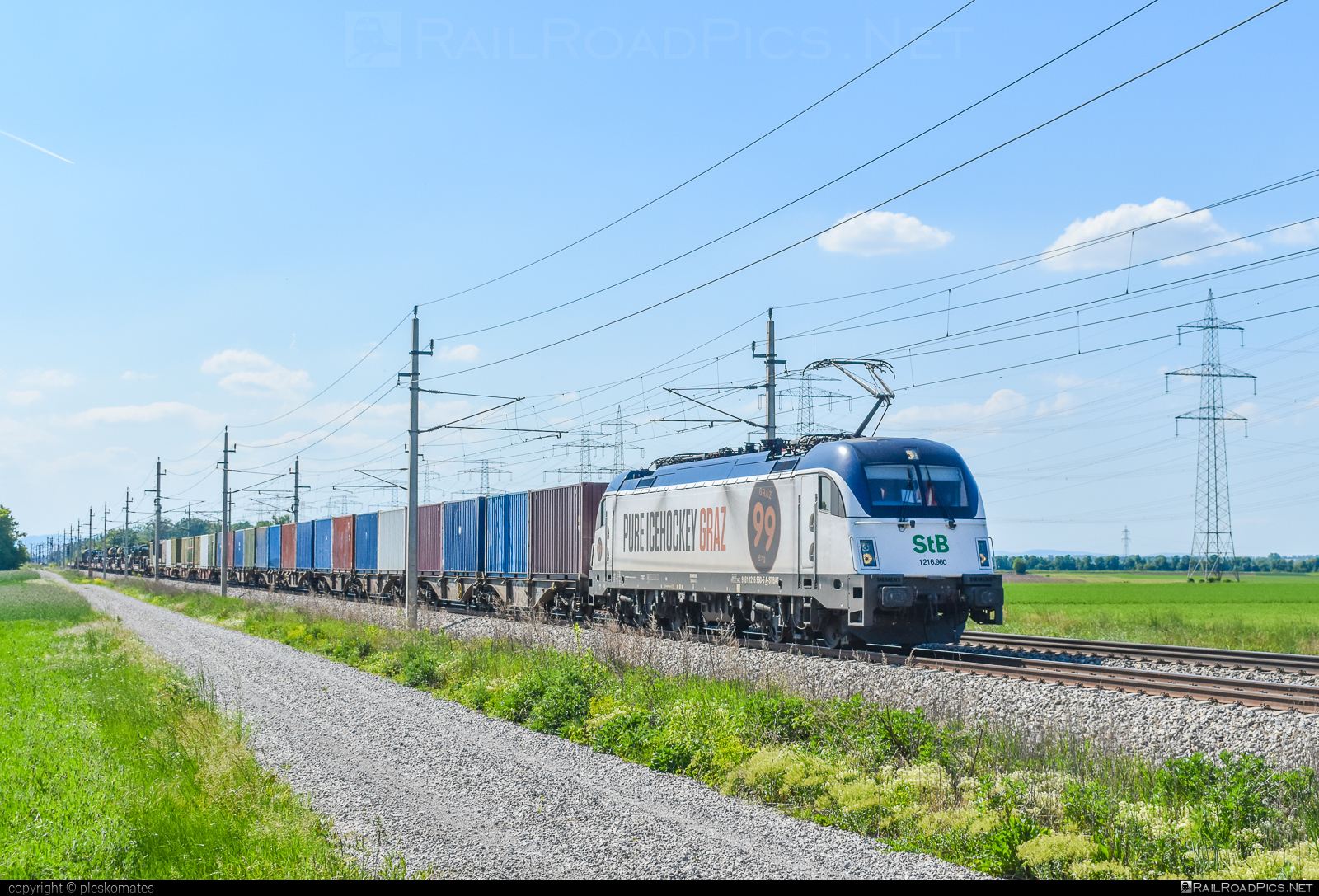 Siemens ES 64 U4 - 1216 960 operated by Steiermarkbahn Transport & Logistik GmbH #container #es64 #es64u4 #eurosprinter #flatwagon #siemens #siemensEs64 #siemensEs64u4 #siemenstaurus #stb #steiermarkbahn #taurus #tauruslocomotive