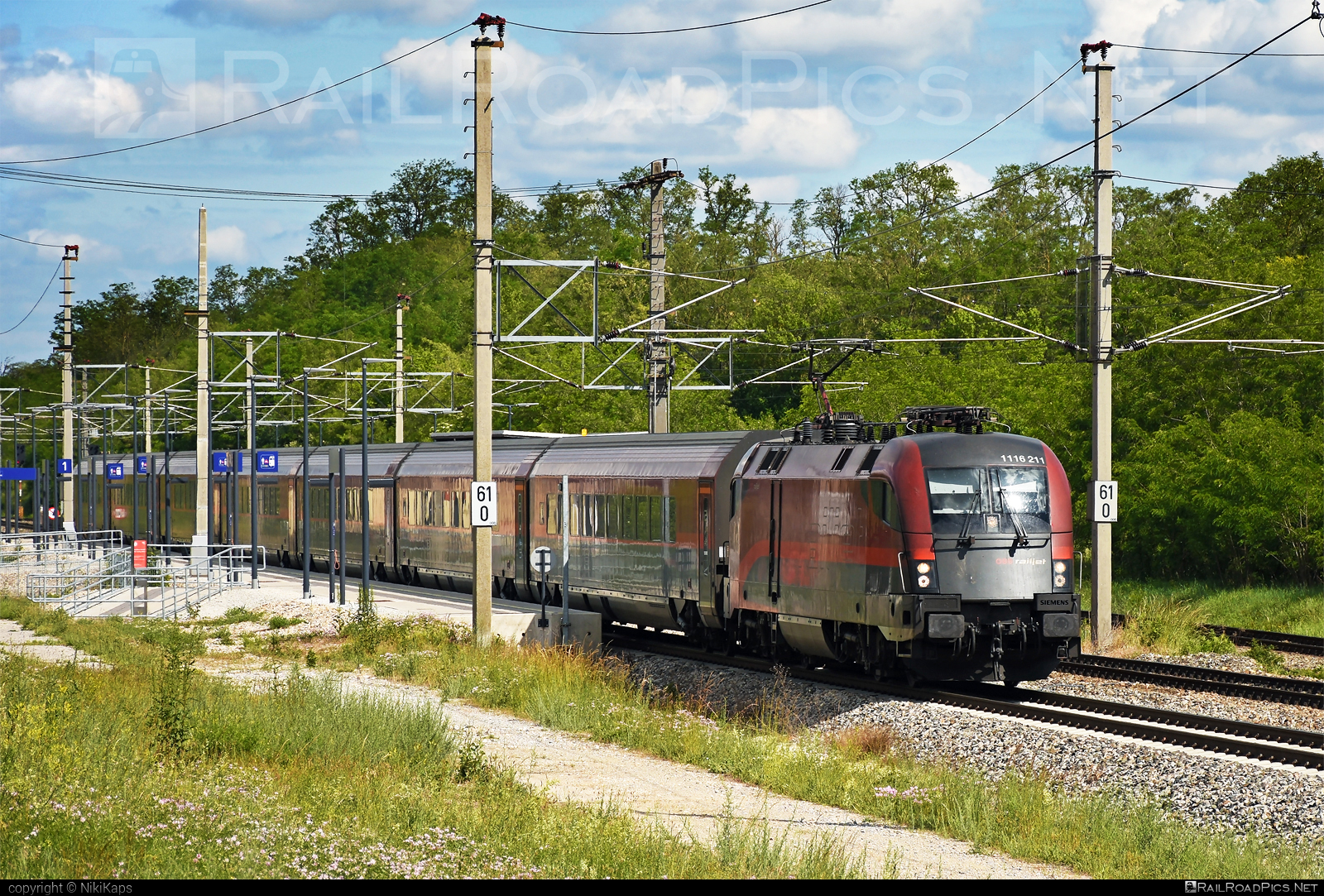 Siemens ES 64 U2 - 1116 211 operated by Österreichische Bundesbahnen #es64 #es64u2 #eurosprinter #obb #obbrailjet #osterreichischebundesbahnen #railjet #siemens #siemensEs64 #siemensEs64u2 #siemenstaurus #taurus #tauruslocomotive