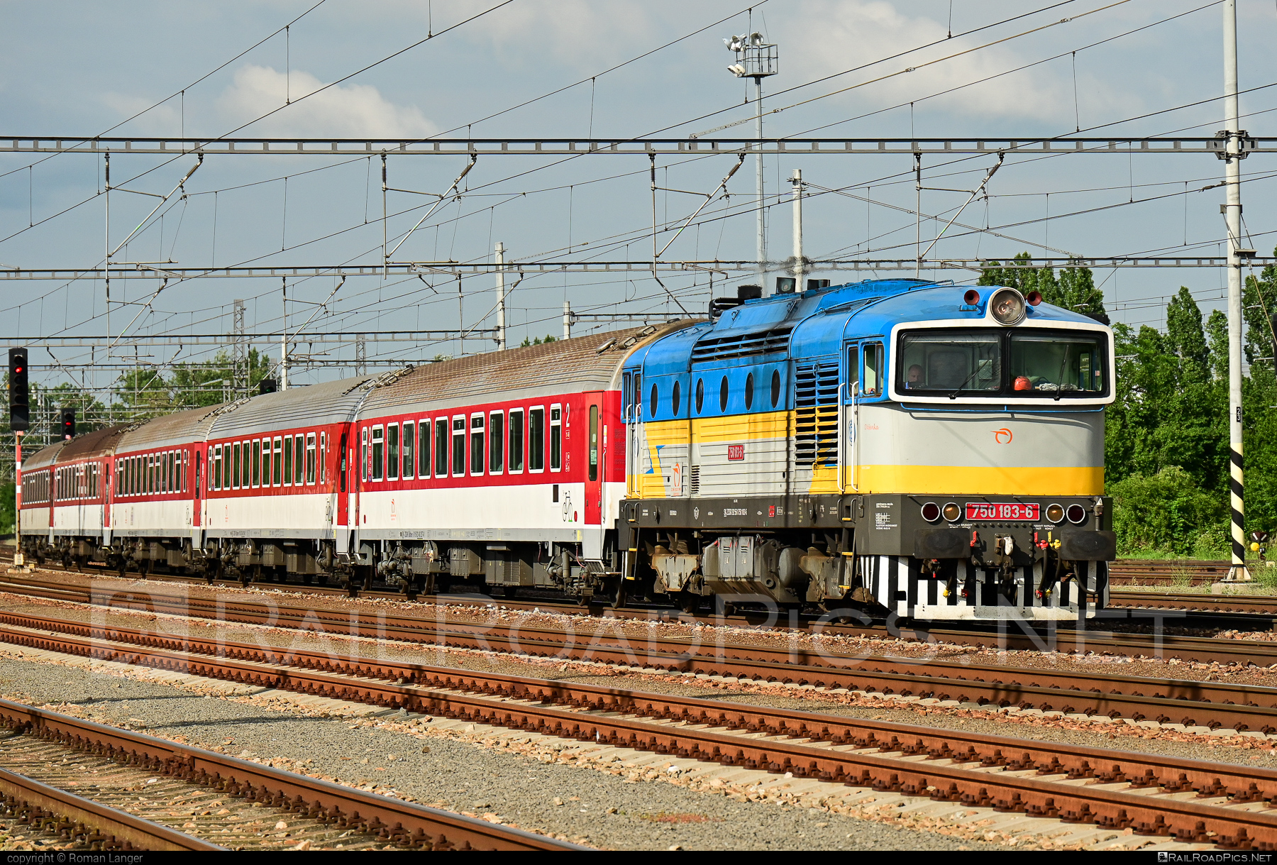 ČKD T 478.3 (753) - 750 183-6 operated by Železničná Spoločnost' Slovensko, a.s. #ZeleznicnaSpolocnostSlovensko #brejlovec #ckd #ckdclass753 #ckdt4783 #locomotive753 #okuliarnik #zssk