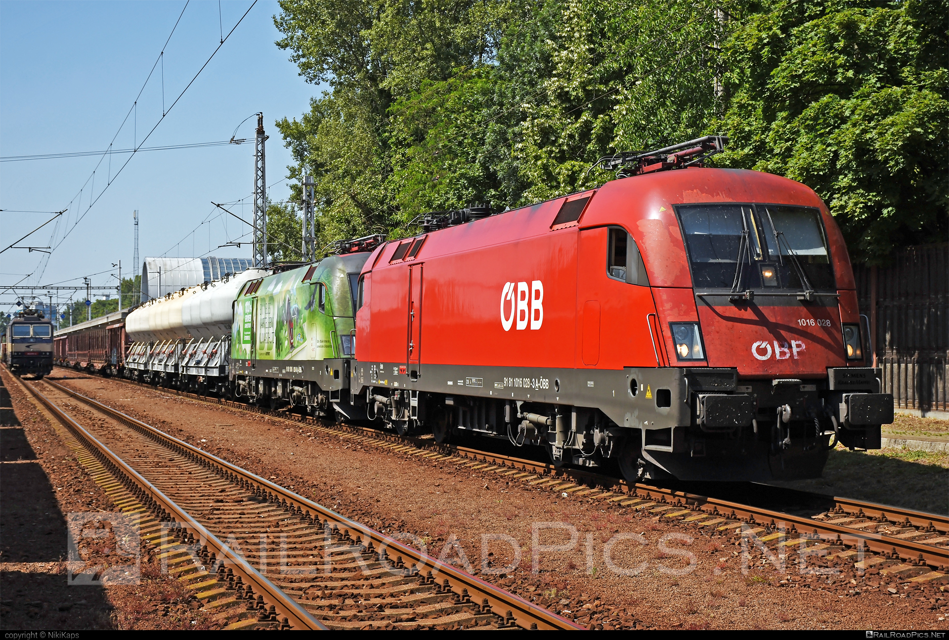 Siemens ES 64 U2 - 1016 028 operated by Rail Cargo Austria AG #es64 #es64u2 #eurosprinter #mixofcargo #obb #osterreichischebundesbahnen #rcw #siemens #siemensEs64 #siemensEs64u2 #siemenstaurus #taurus #tauruslocomotive
