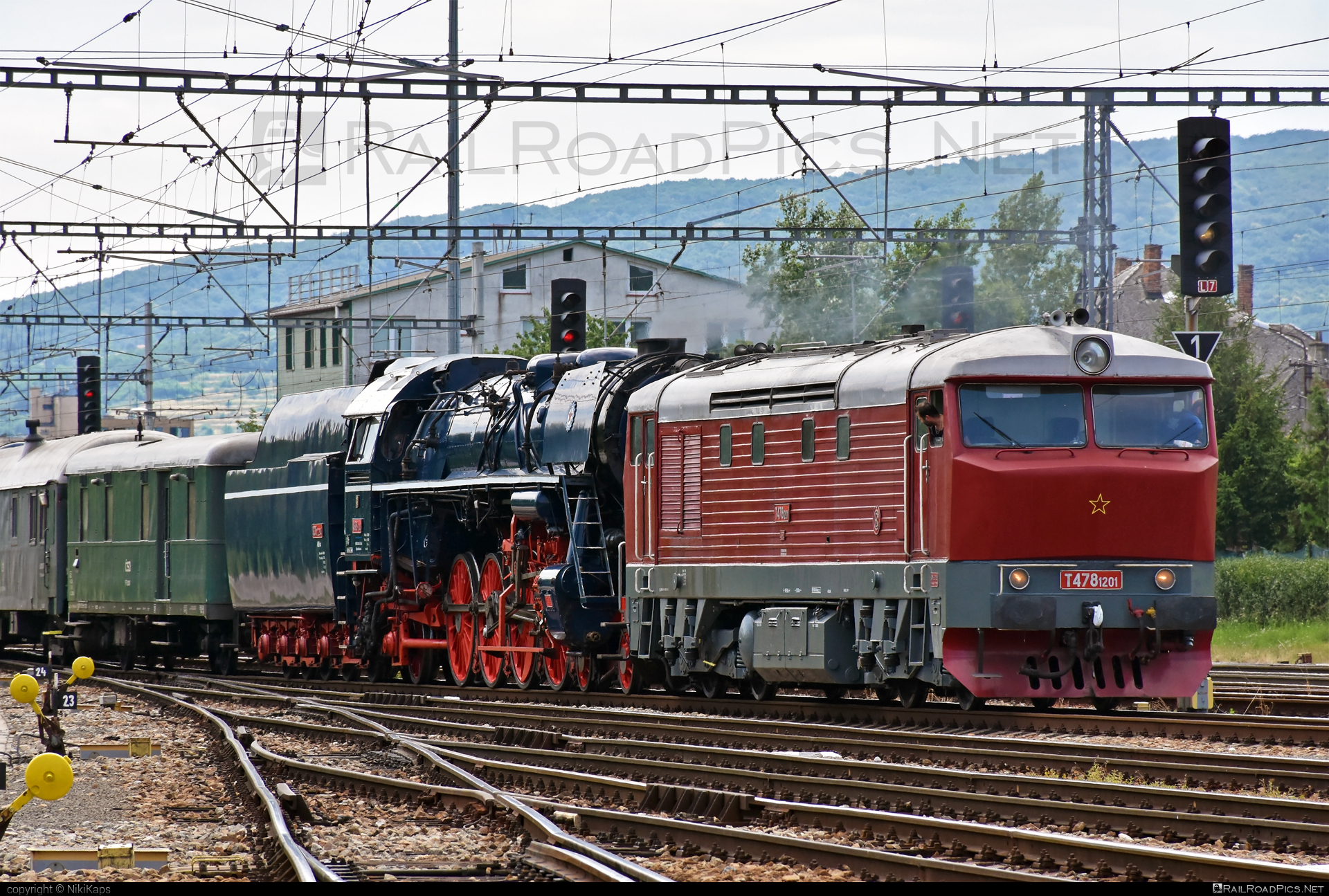 ČKD T 478.1 (751) - T478.1201 operated by Železnice Slovenskej Republiky #bardotka #ckd #ckd4781 #ckd751 #ckdt4781 #csd #zamracena #zelezniceslovenskejrepubliky #zsr