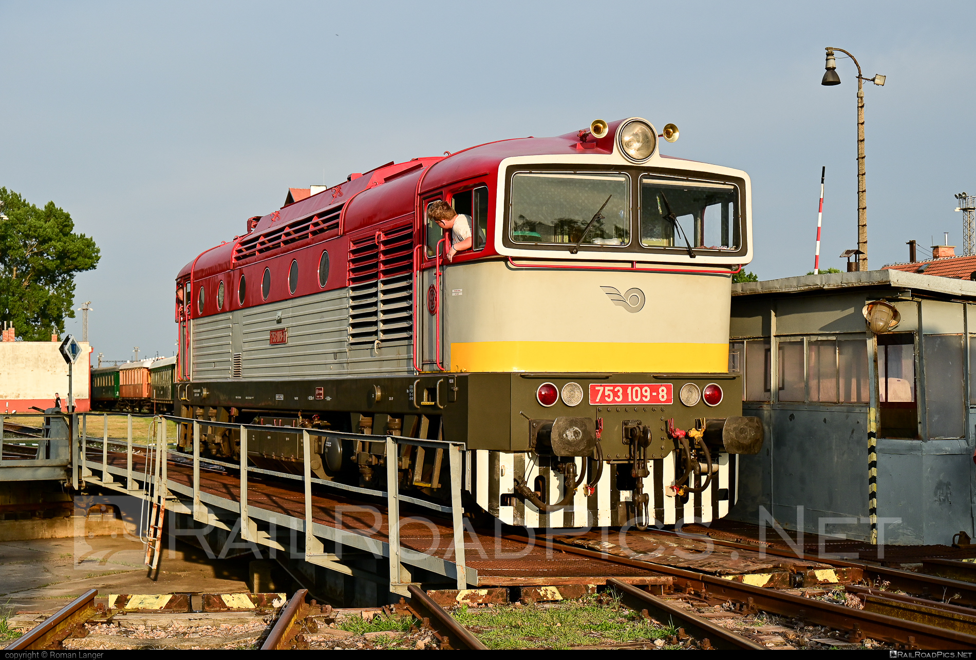ČKD T 478.3 (753) - 753 109-8 operated by Železnice Slovenskej Republiky #brejlovec #ckd #ckdclass753 #ckdt4783 #locomotive753 #okuliarnik #turntable #zelezniceslovenskejrepubliky #zsr