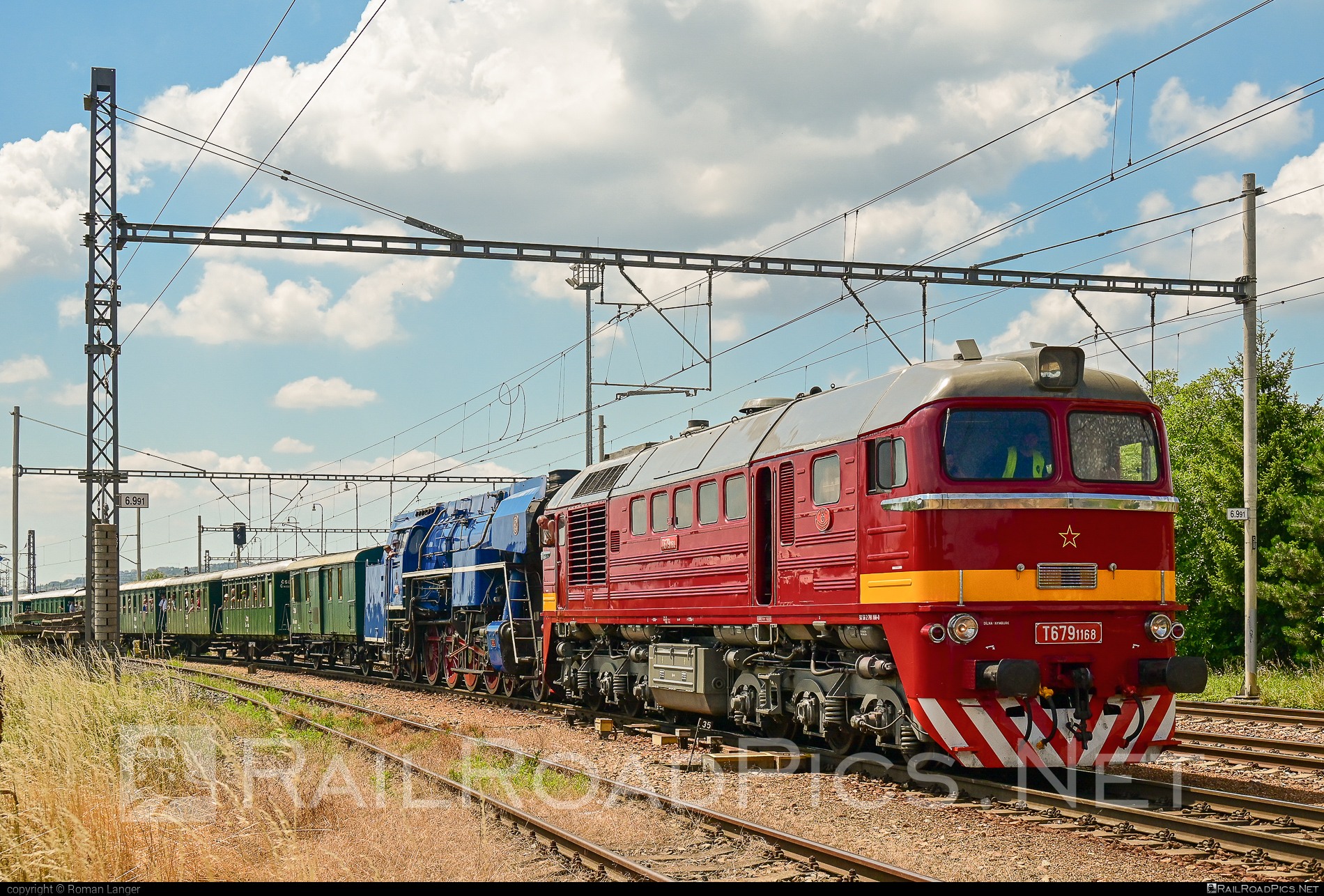 Lugansk M62 - T679.1168 operated by Železnice Slovenskej Republiky #csd #locomotivem62 #ltz #ltzm62 #lugansk #luganskm62 #luganskteplovoz #luhansklocomotiveworks #luhanskteplovoz #m62 #m62locomotive #sergei #zelezniceslovenskejrepubliky #zsr