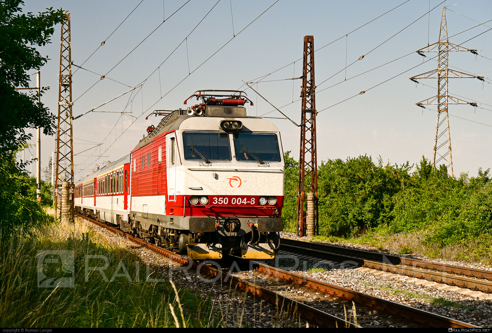 Škoda 55E - 350 004-8 operated by Železničná Spoločnost' Slovensko, a.s. #ZeleznicnaSpolocnostSlovensko #gorila #locomotive350 #skoda #skoda55e #zssk