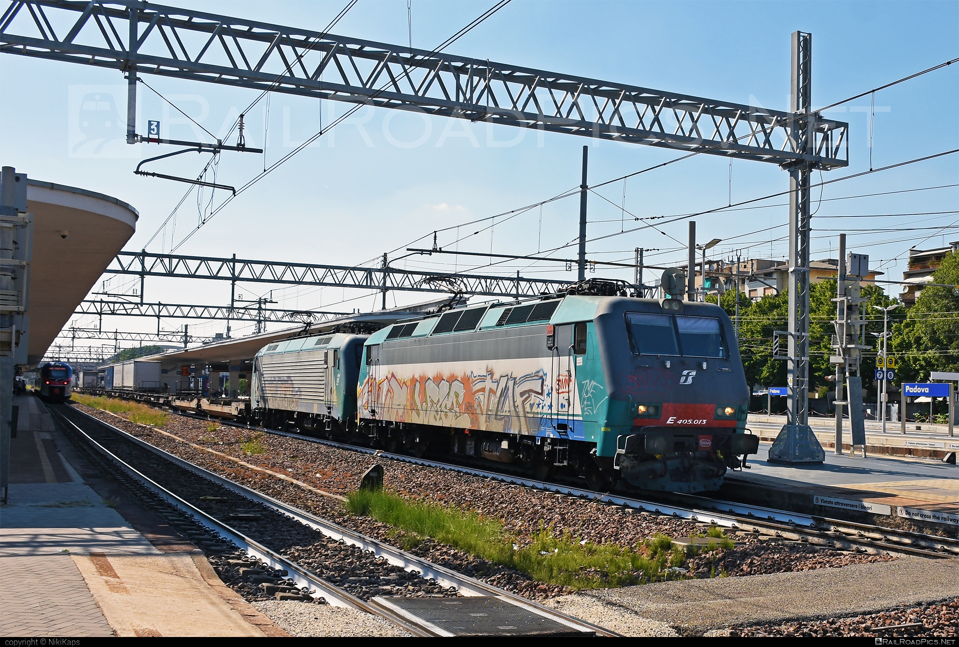 Bombardier Class E.405 - E405.013 operated by Mercitalia Rail S.r.l. #bombardier #bombardierE405 #ferroviedellostato #flatwagon #fs #fsClassE405 #fsitaliane #graffiti #mercitalia #semitrailer