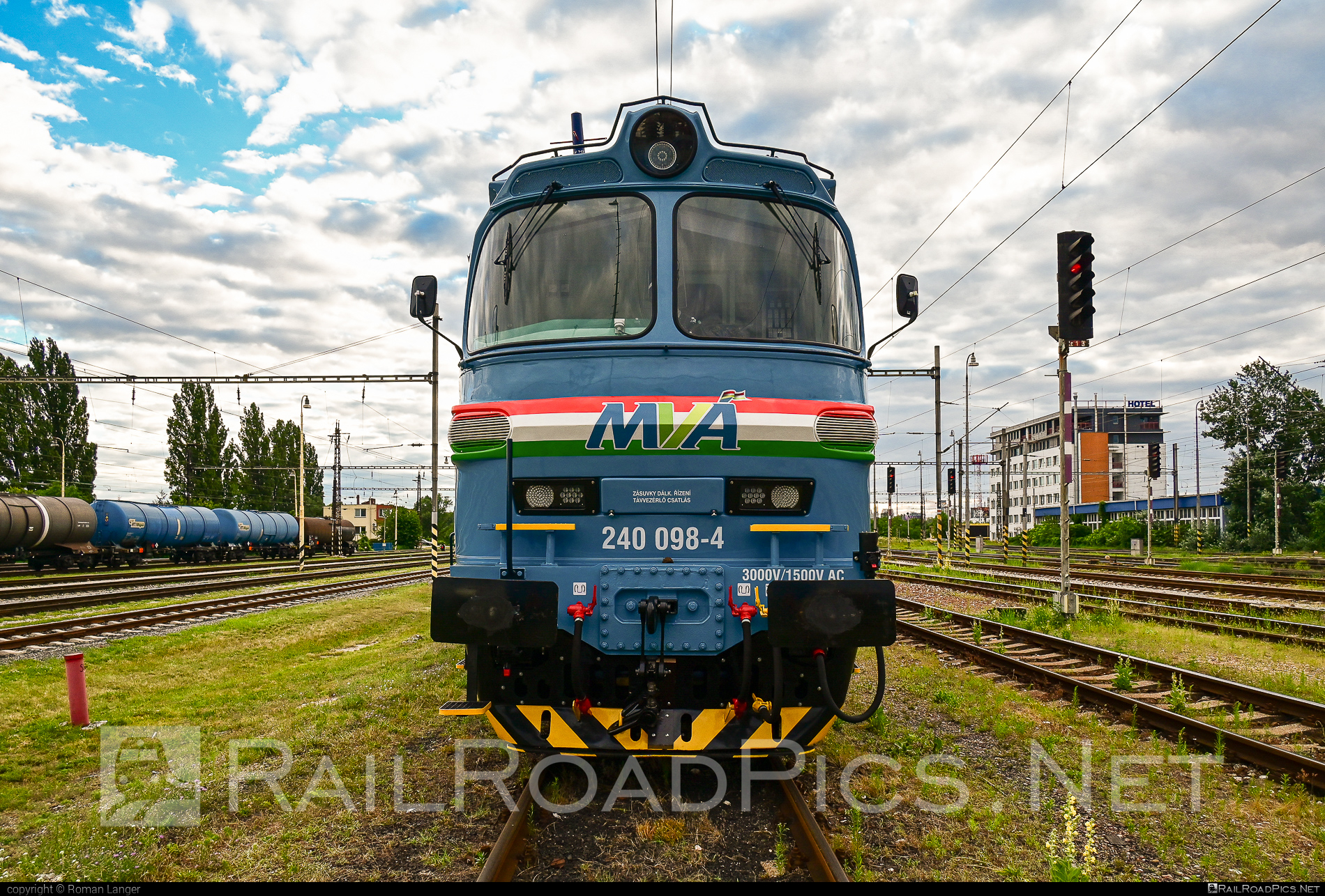 Škoda 47E - 240 098-4 operated by Magyar Vasúti Árúszállító Kft. #laminatka #locomotive240 #magyarvasutiaruszallito #mva #skoda #skoda47e