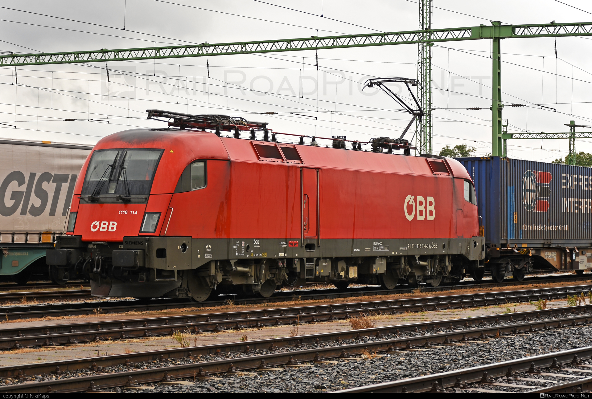 Siemens ES 64 U2 - 1116 114 operated by Rail Cargo Hungaria ZRt. #container #es64 #es64u2 #eurosprinter #flatwagon #obb #osterreichischebundesbahnen #rch #siemens #siemensEs64 #siemensEs64u2 #siemenstaurus #taurus #tauruslocomotive