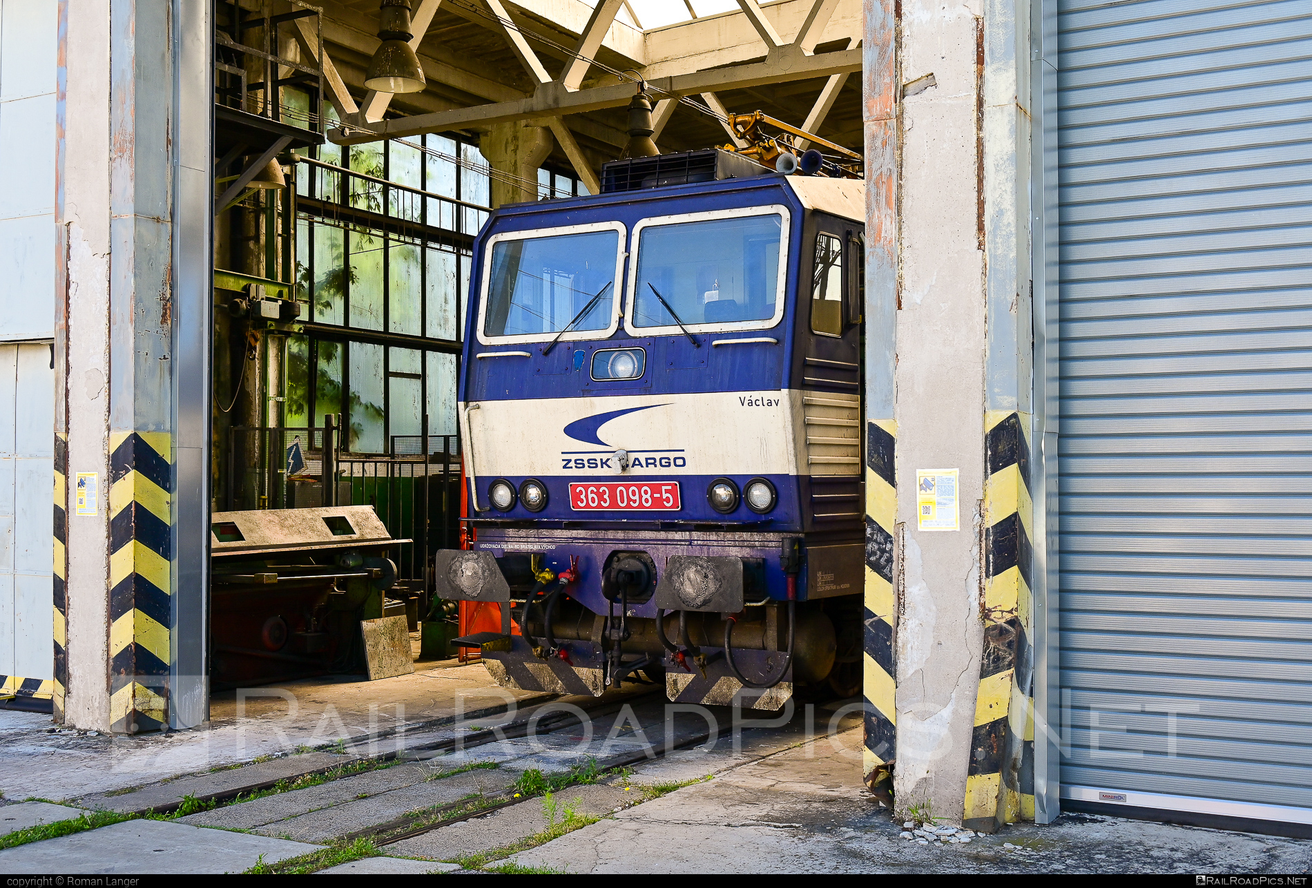 Škoda 69E - 363 098-5 operated by Železničná Spoločnost' Cargo Slovakia a.s. #ZeleznicnaSpolocnostCargoSlovakia #es4991 #eso #hangar #locomotive363 #skoda #skoda69e #zsskcargo