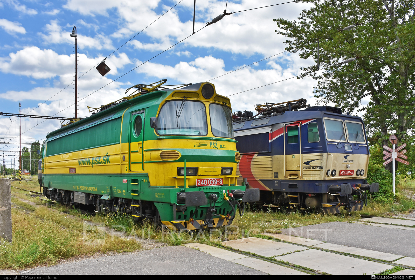 Škoda 47E - 240 039-8 operated by Prvá Slovenská železničná, a.s. #laminatka #locomotive240 #prvaslovenskazeleznicna #prvaslovenskazeleznicnaas #psz #skoda #skoda47e