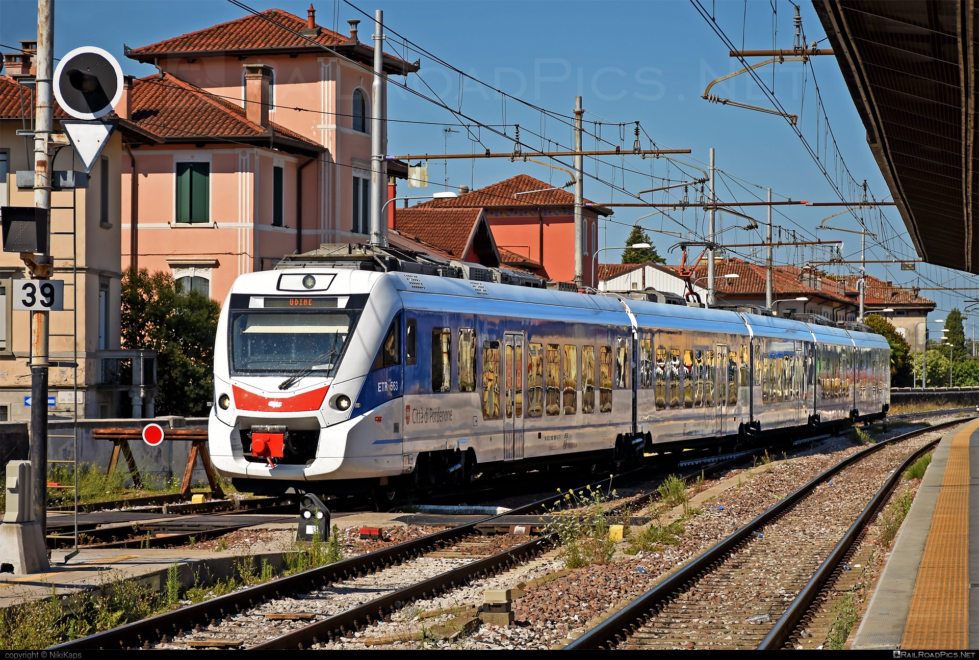 CAF Civity - 563 007-5 operated by Trenitalia S.p.A. #ConstruccionesYAuxiliarDeFerrocarriles #caf #cafCivity #civity #ferroviedellostato #fs #fsitaliane #trenitalia #trenitaliaspa