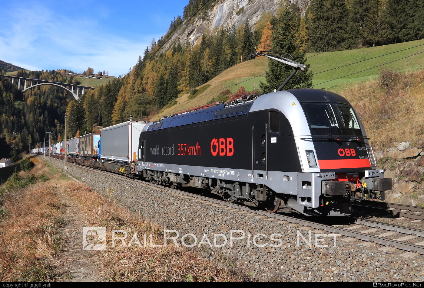 Siemens ES 64 U4 - 1216 025 operated by Rail Cargo Austria AG #es64 #es64u4 #eurosprinter #flatwagon #obb #osterreichischebundesbahnen #rcw #siemens #siemensEs64 #siemensEs64u4 #siemenstaurus #taurus #tauruslocomotive #truck