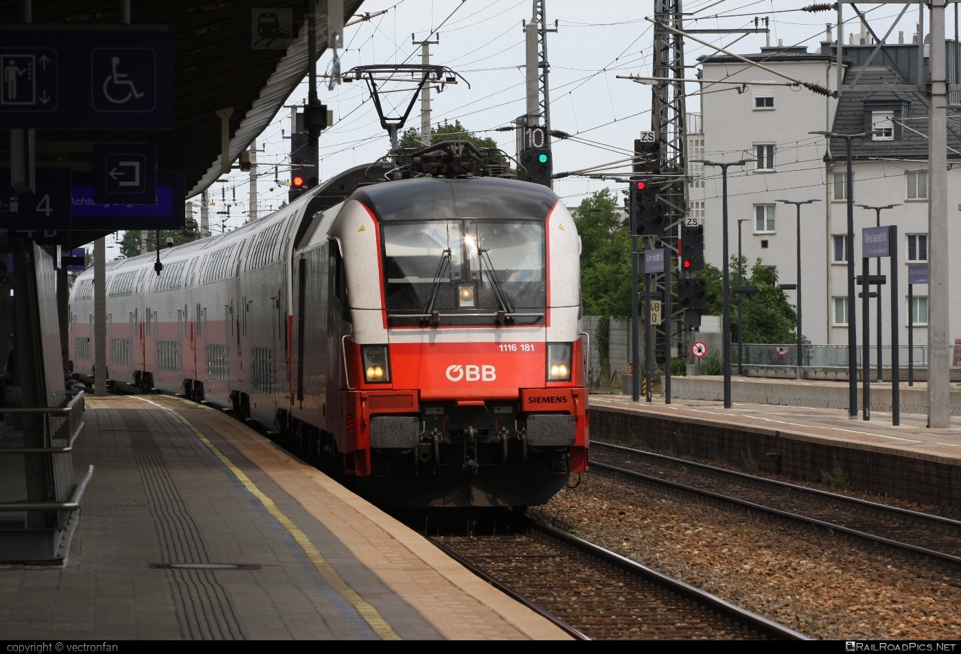 Siemens ES 64 U2 - 1116 181 operated by Österreichische Bundesbahnen #es64 #es64u2 #eurosprinter #obb #osterreichischebundesbahnen #siemens #siemensEs64 #siemensEs64u2 #siemenstaurus #taurus #tauruslocomotive
