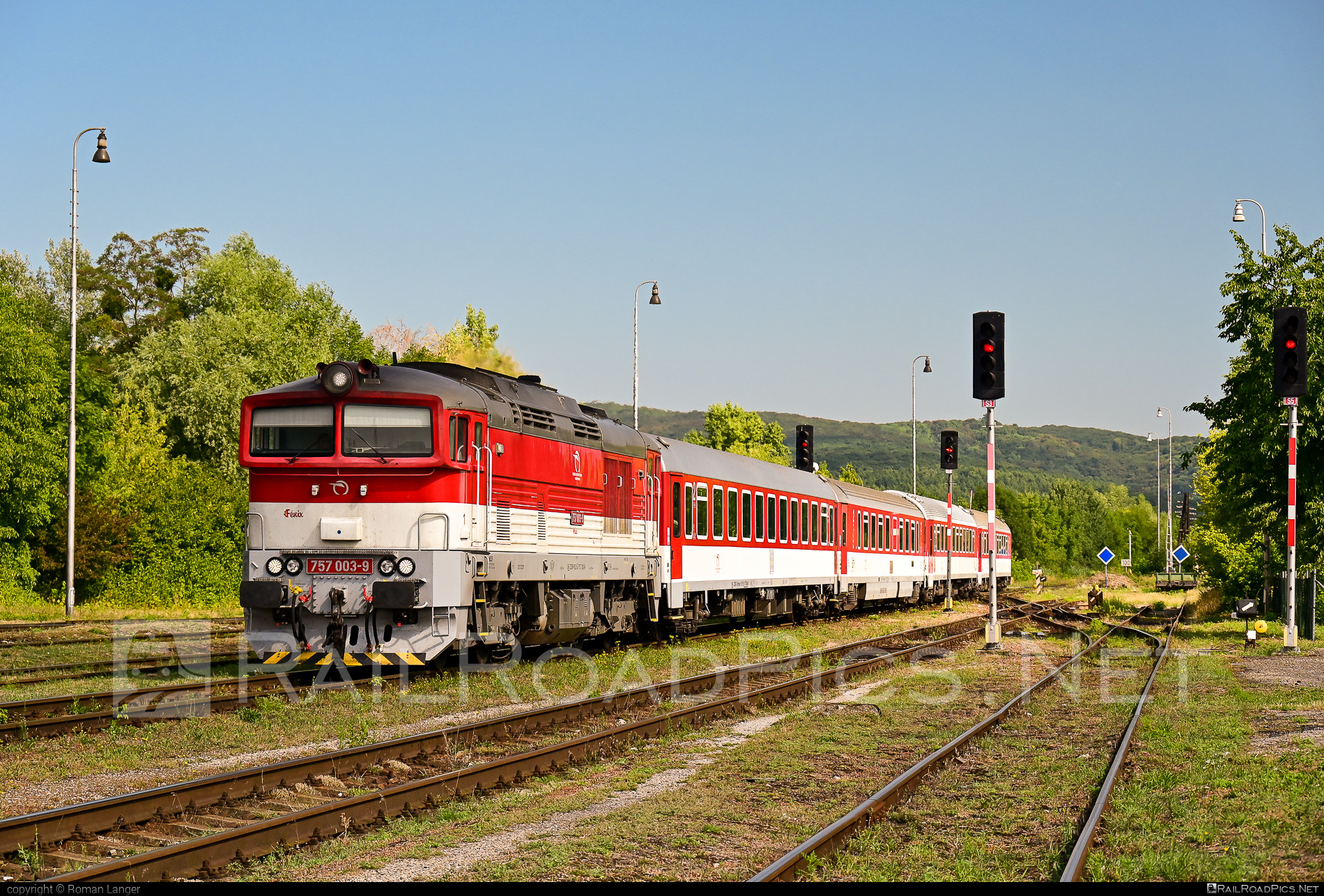 ŽOS Zvolen Class 757 - 757 003-9 operated by Železničná Spoločnost' Slovensko, a.s. #ZeleznicnaSpolocnostSlovensko #brejlovec #locomotiveclass757 #okuliarnik #zoszvolen #zssk
