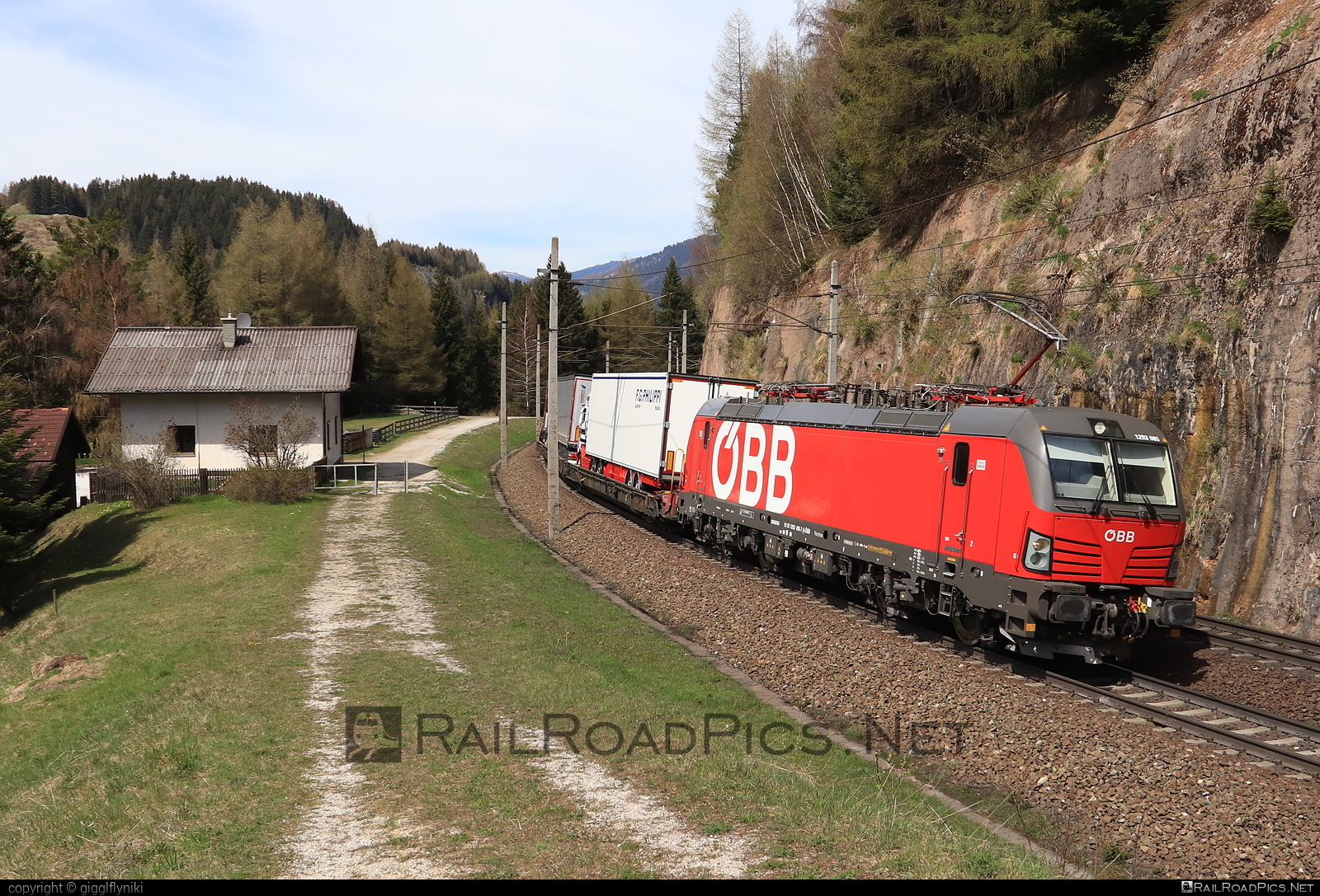 Siemens Vectron MS - 1293 085 operated by Rail Cargo Austria AG #flatwagon #obb #osterreichischebundesbahnen #rcw #siemens #siemensVectron #siemensVectronMS #truck #vectron #vectronMS