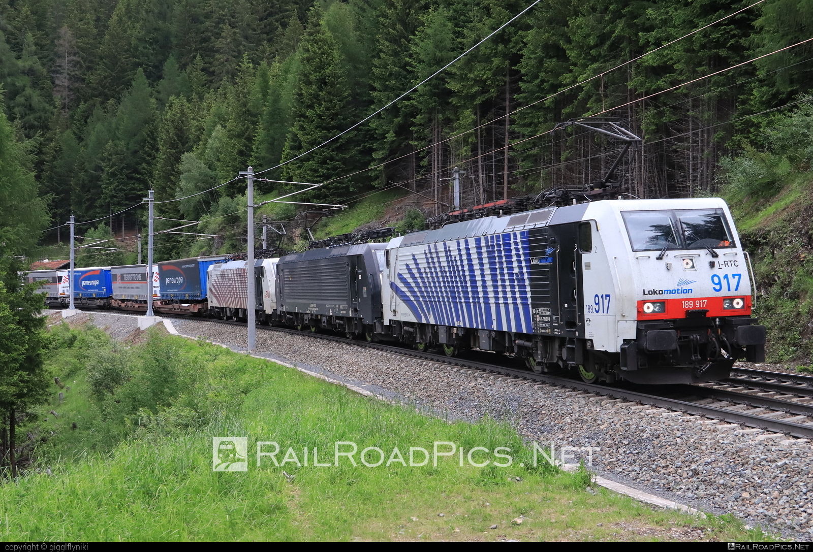 Siemens ES 64 F4 - 189 917 operated by Rail Traction Company #LokomotionGesellschaftFurSchienentraktion #RailTractionCompany #es64 #es64f4 #eurosprinter #flatwagon #lokomotion #rtc #semitrailer #siemens #siemensEs64 #siemensEs64f4