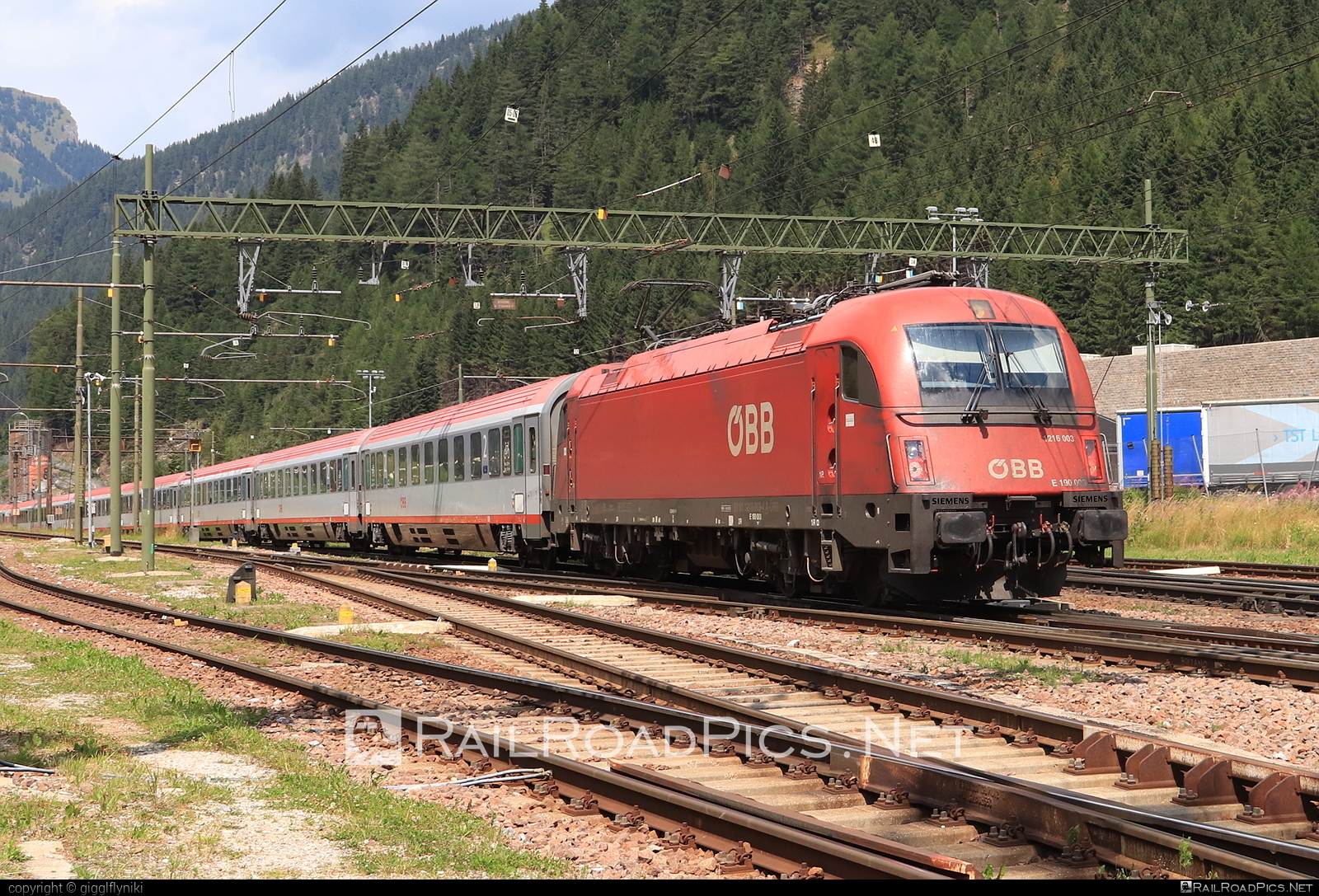 Siemens ES 64 U4 - 1216 003 operated by Österreichische Bundesbahnen #es64 #es64u4 #eurosprinter #obb #osterreichischebundesbahnen #siemens #siemensEs64 #siemensEs64u4 #siemenstaurus #taurus #tauruslocomotive