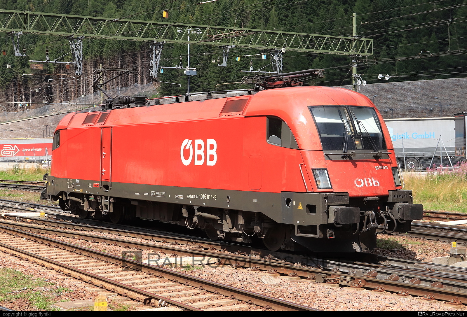 Siemens ES 64 U2 - 1016 011 operated by Österreichische Bundesbahnen #es64 #es64u2 #eurosprinter #obb #osterreichischebundesbahnen #siemens #siemensEs64 #siemensEs64u2 #siemenstaurus #taurus #tauruslocomotive