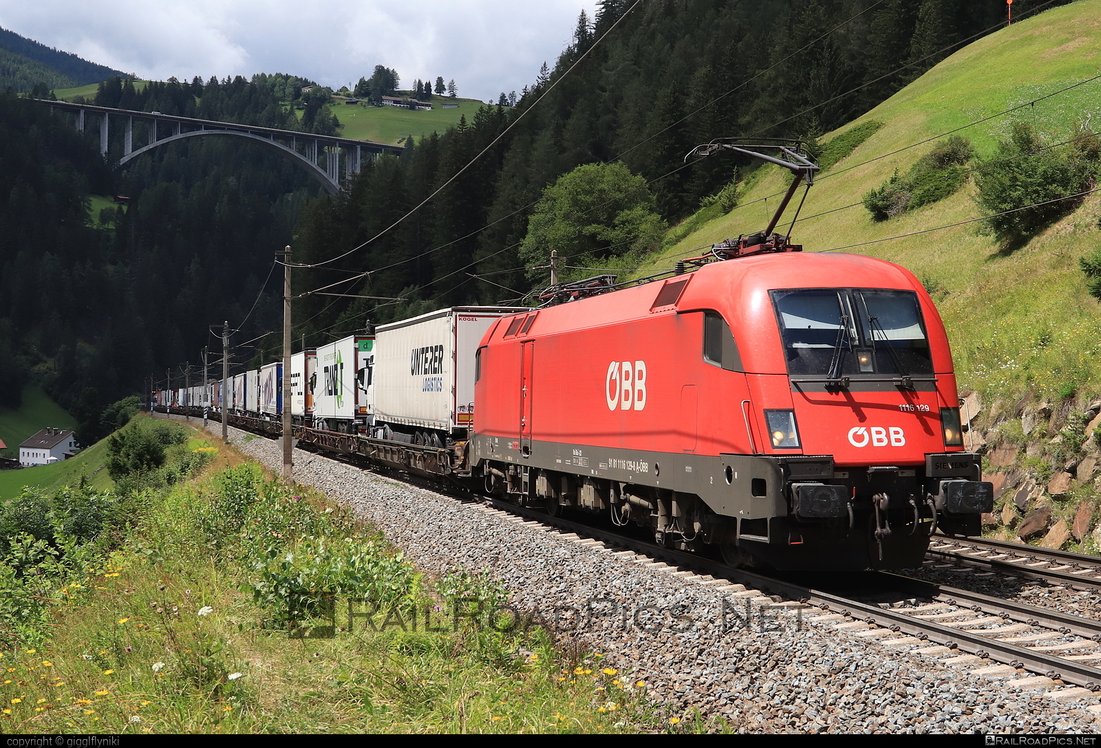 Siemens ES 64 U2 - 1116 129 operated by Rail Cargo Austria AG #es64 #es64u2 #eurosprinter #flatwagon #obb #osterreichischebundesbahnen #rcw #siemens #siemensEs64 #siemensEs64u2 #siemenstaurus #taurus #tauruslocomotive #truck