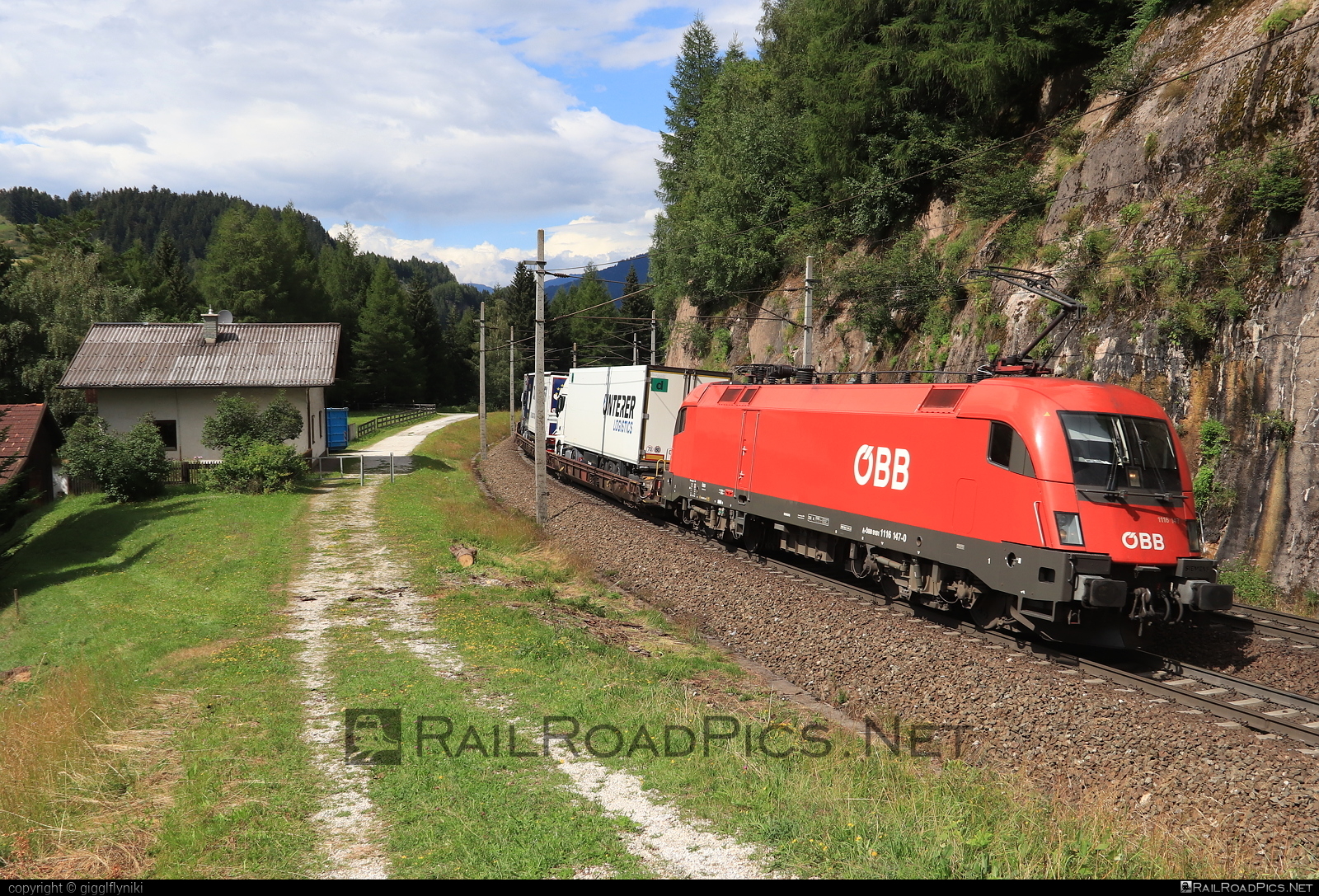 Siemens ES 64 U2 - 1116 147 operated by Rail Cargo Austria AG #es64 #es64u2 #eurosprinter #flatwagon #obb #osterreichischebundesbahnen #rcw #siemens #siemensEs64 #siemensEs64u2 #siemenstaurus #taurus #tauruslocomotive #truck