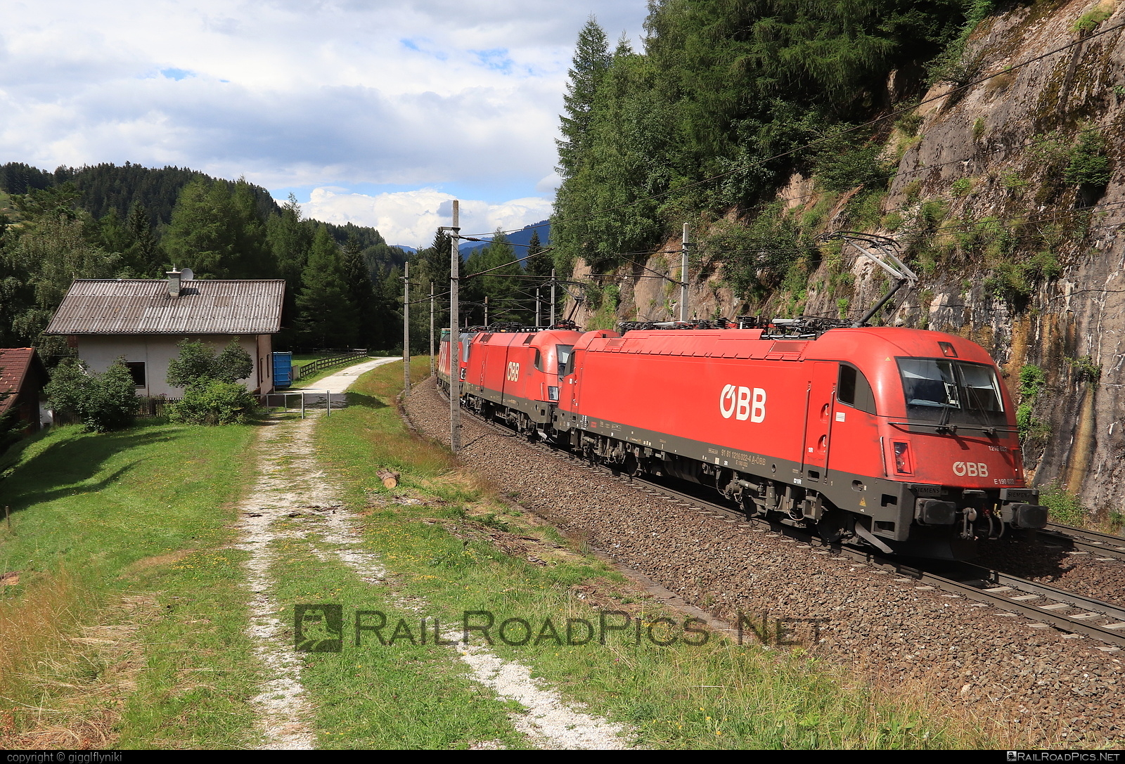 Siemens ES 64 U4 - 1216 022 operated by Rail Cargo Austria AG #es64 #es64u4 #eurosprinter #obb #osterreichischebundesbahnen #rcw #siemens #siemensEs64 #siemensEs64u4 #siemenstaurus #taurus #tauruslocomotive