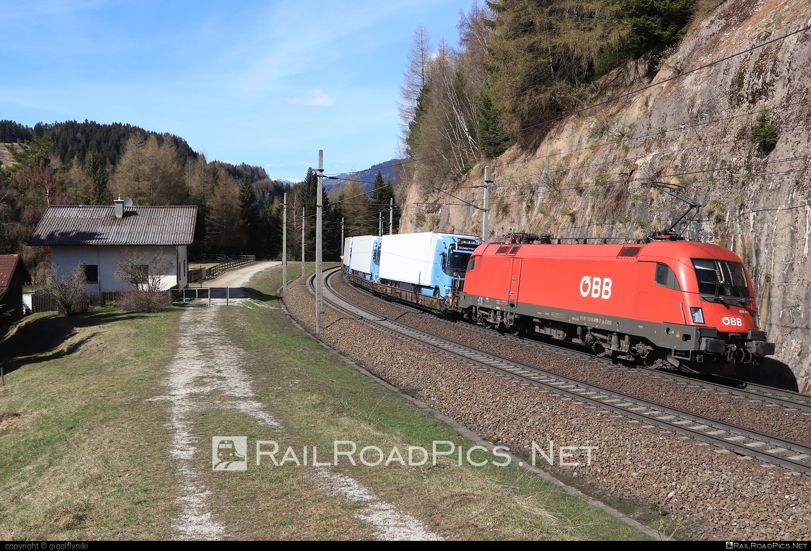 Siemens ES 64 U2 - 1016 019 operated by Rail Cargo Austria AG #es64 #es64u2 #eurosprinter #flatwagon #obb #osterreichischebundesbahnen #rcw #siemens #siemensEs64 #siemensEs64u2 #siemenstaurus #taurus #tauruslocomotive #truck