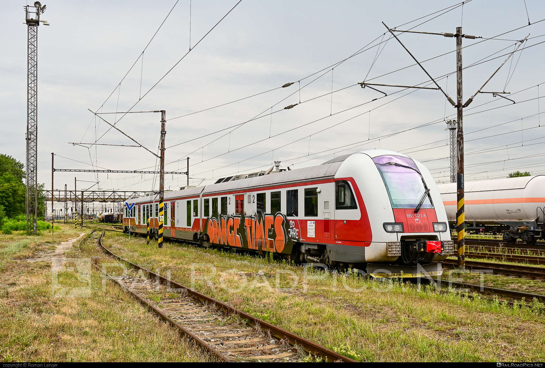 ŽOS Vrútky Class 861.0 - 861 021-8 operated by Železničná Spoločnost' Slovensko, a.s. #ZeleznicnaSpolocnostSlovensko #dunihlav #graffiti #husenica #zosvrutky #zosvrutky861 #zosvrutky8610 #zssk #zssk861 #zssk8610