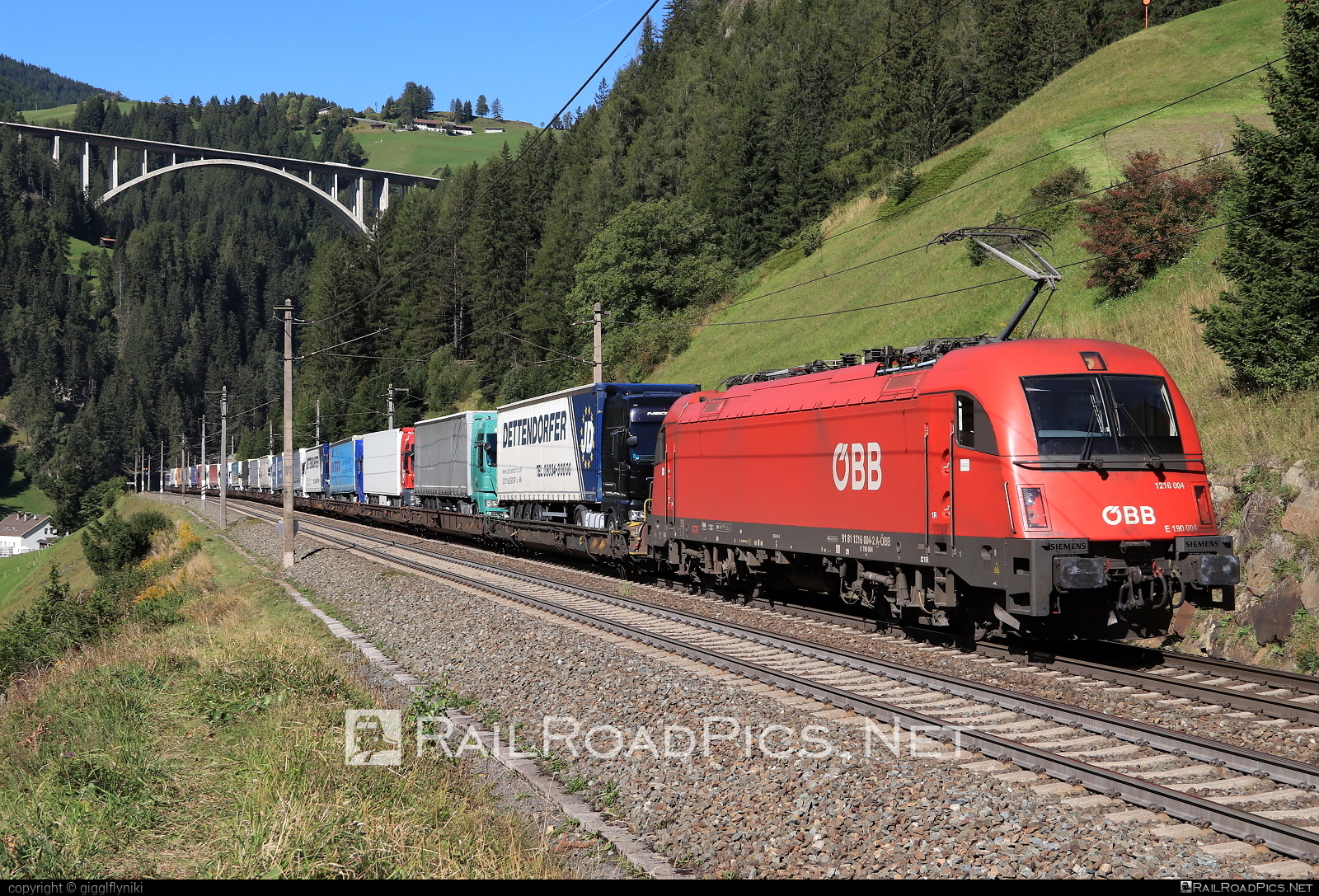 Siemens ES 64 U4 - 1216 004 operated by Rail Cargo Austria AG #es64 #es64u4 #eurosprinter #flatwagon #obb #osterreichischebundesbahnen #rcw #siemens #siemensEs64 #siemensEs64u4 #siemenstaurus #taurus #tauruslocomotive #truck